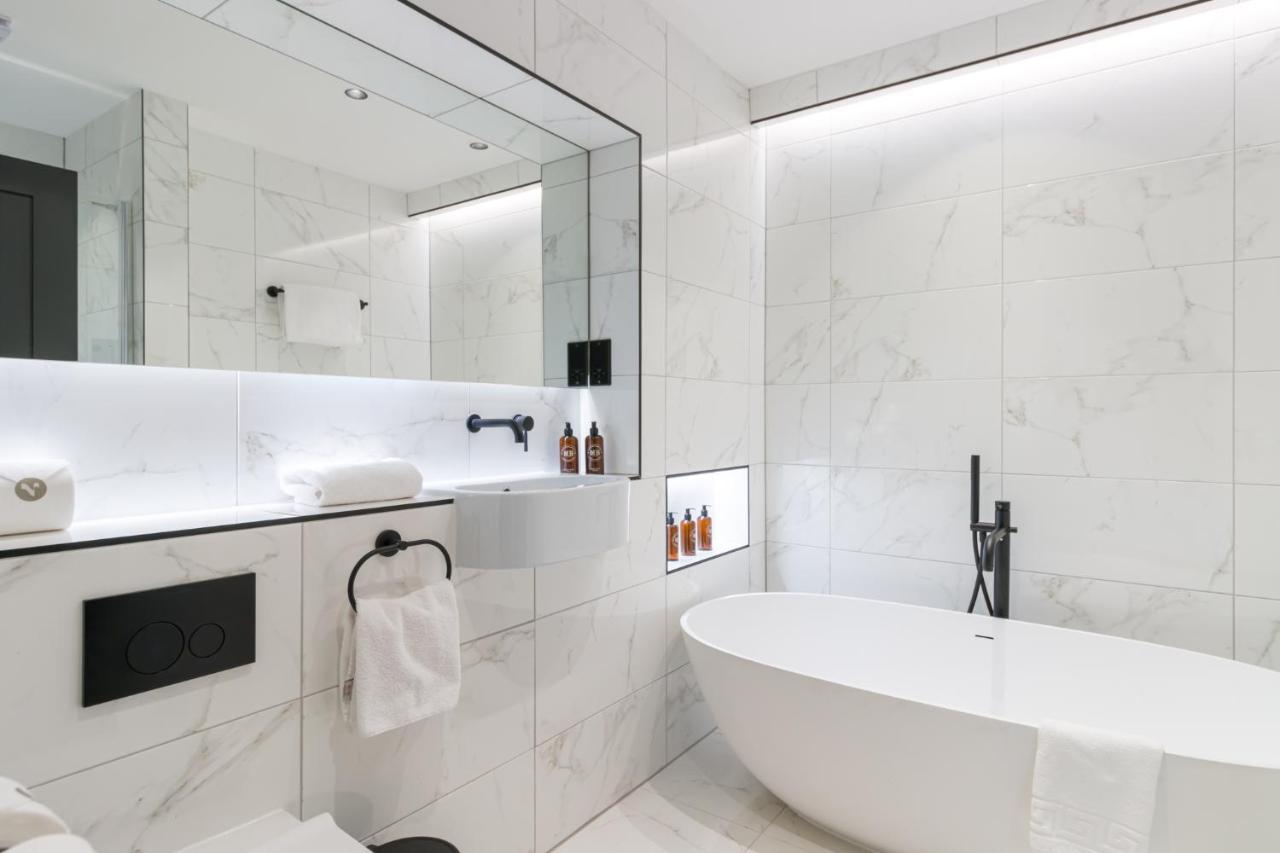 Deluxe King Room with Balcony - Non-Smoking,1123088970:JPEG