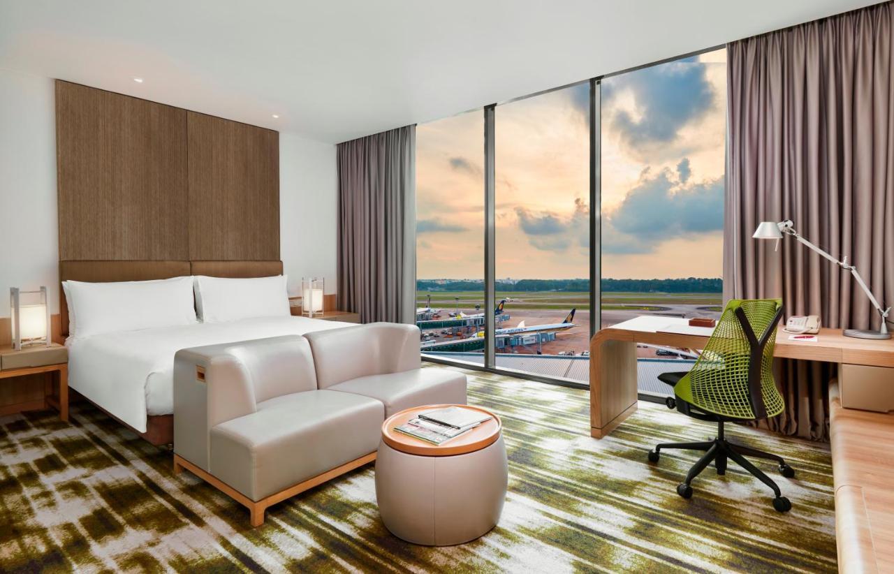 Standard King Room with Runway View - High Floor