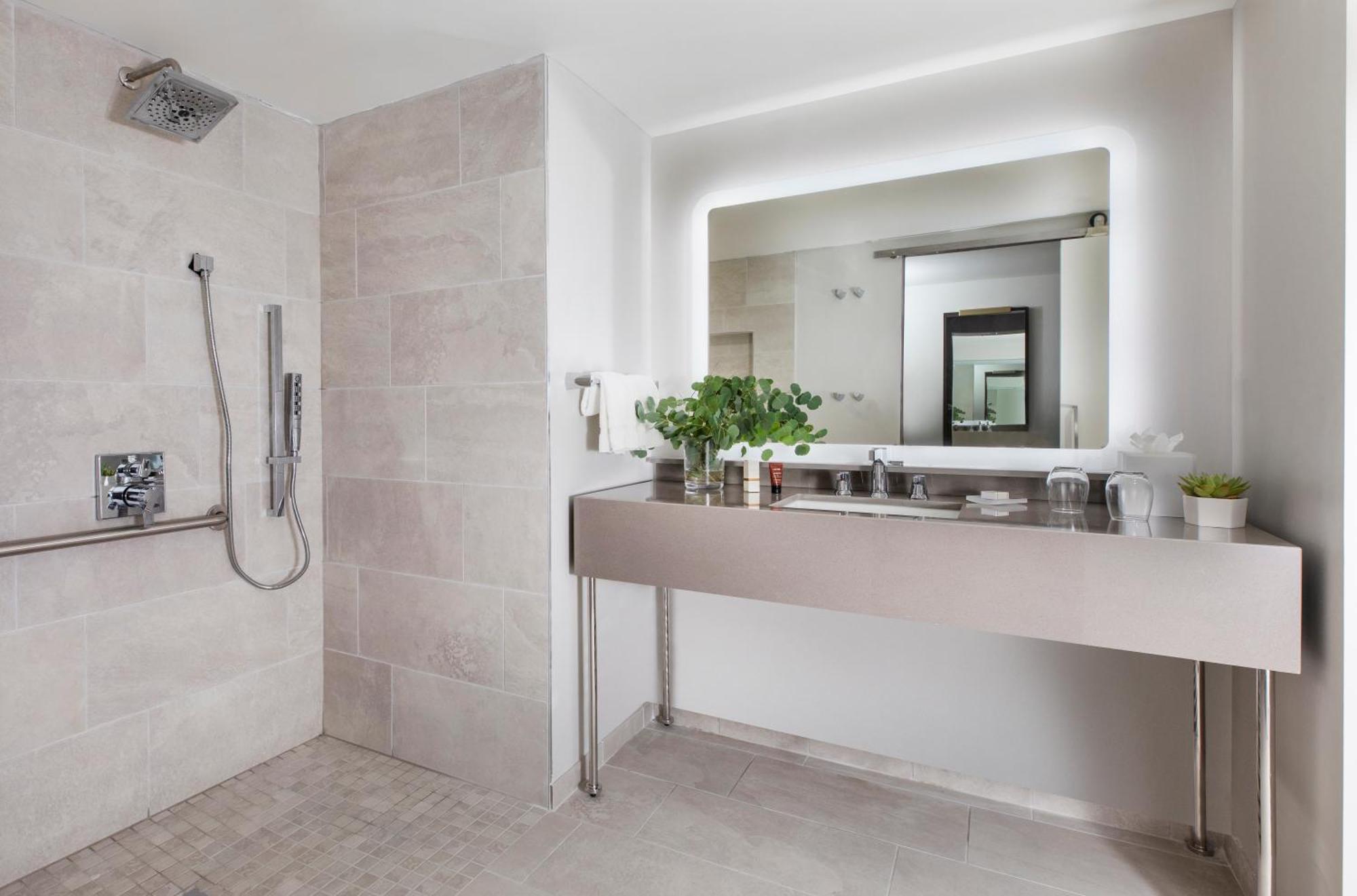 Habitación con 2 camas grandes y balcón - Adaptada para personas de movilidad reducida