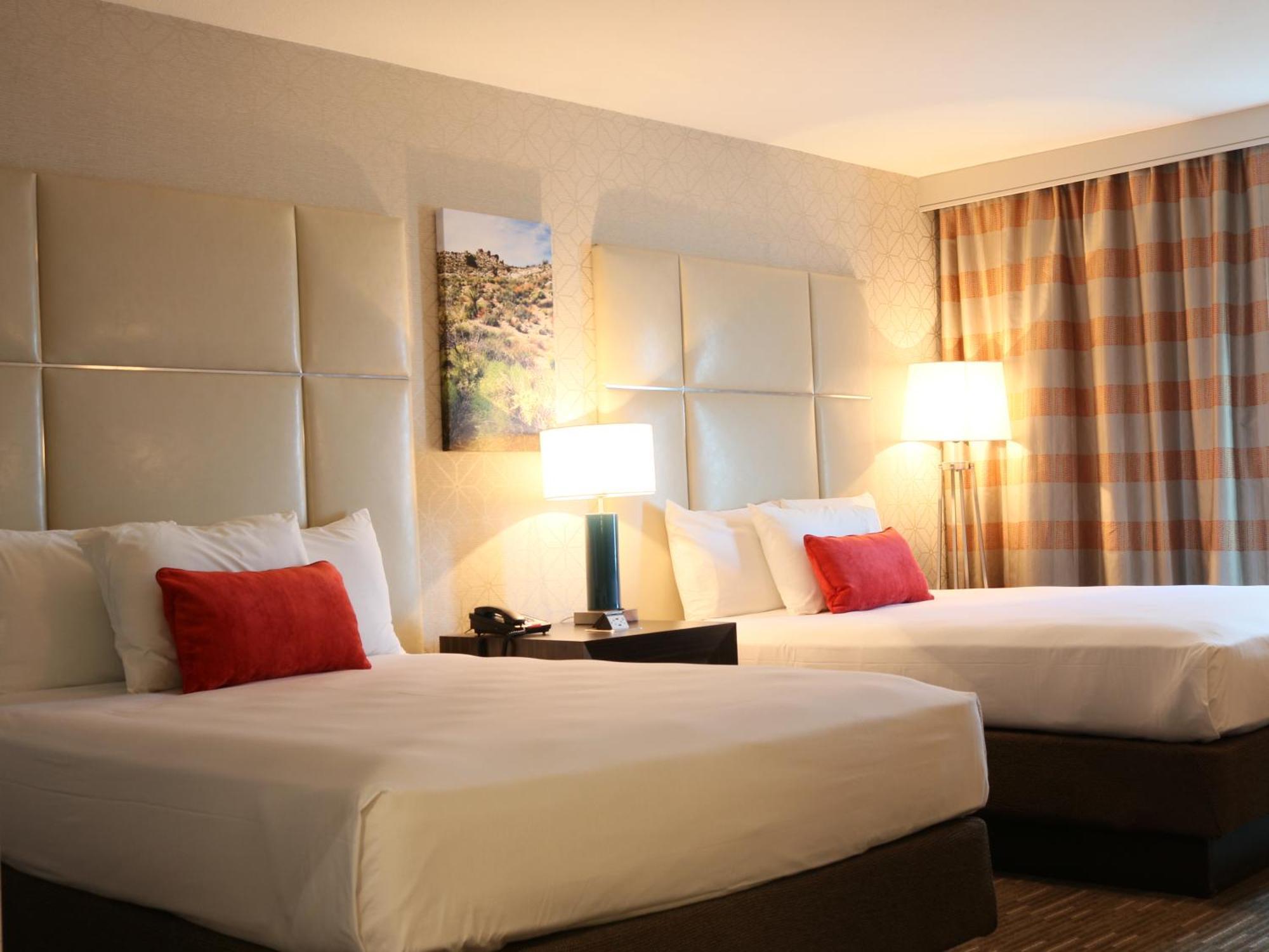 Deluxe Kamer met 2 Queensize Bedden en Uitzicht op de Rivier