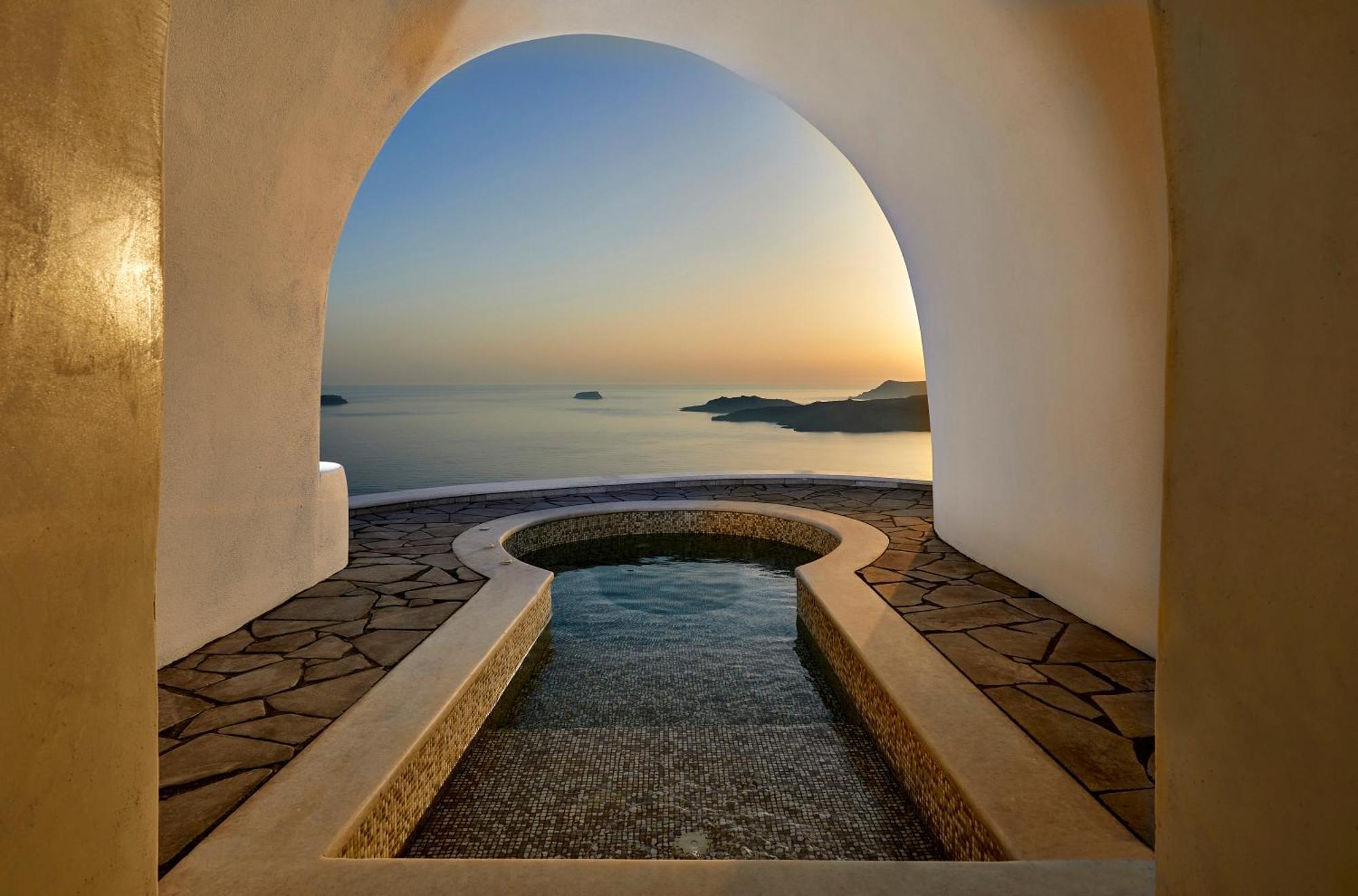 Suite Deluxe con Vasca Idromassaggio all’Aperto Scavata nella Roccia e Vista Caldera