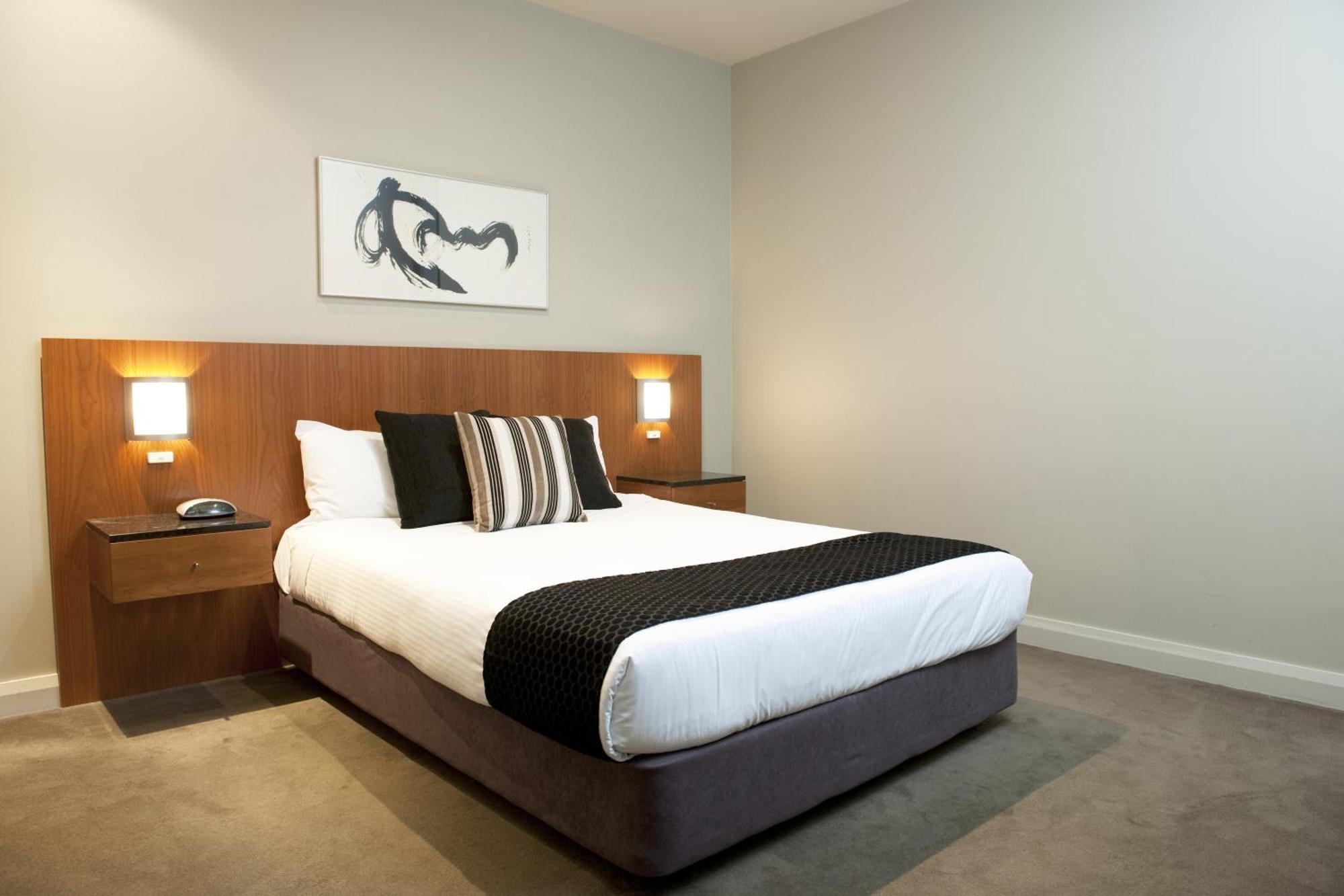 Two-Bedroom Apartment One Queen Bed Two Single Beds,1278642682:JPEG