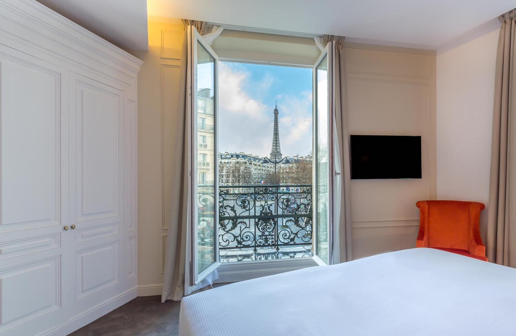 Habitación Doble Prestige Comtesse con balcón y vistas directas a la torre Eiffel