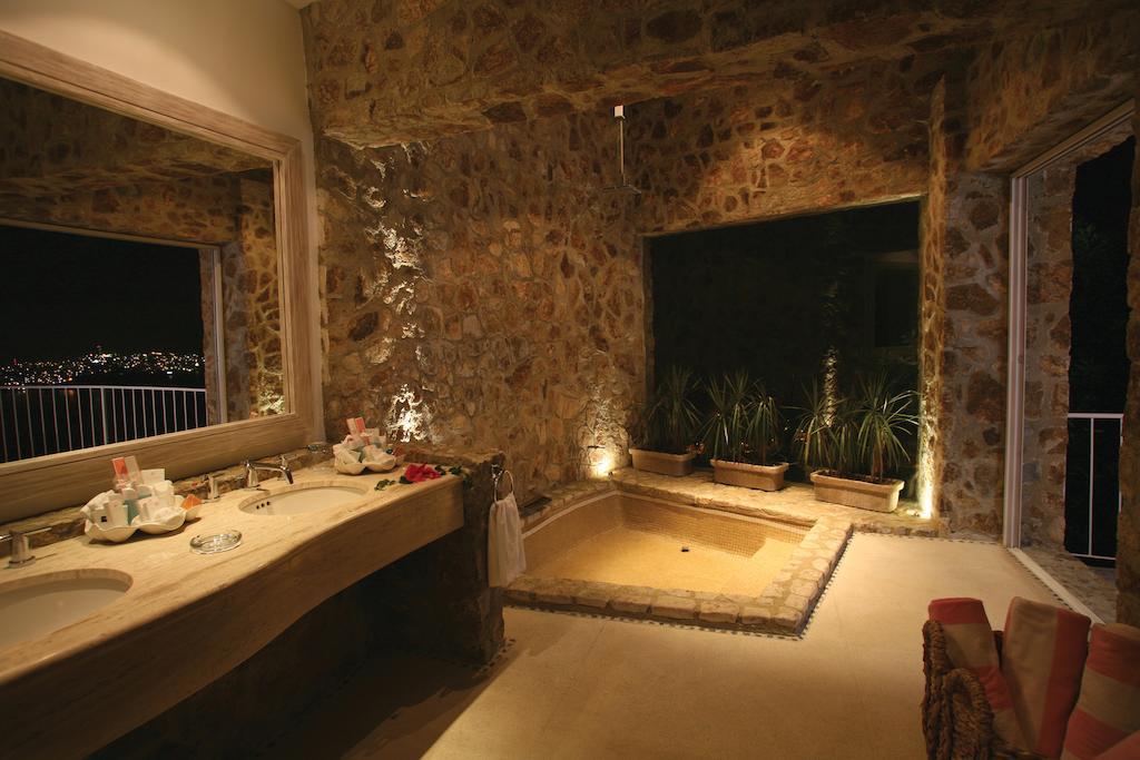Master Suite Hot Tub,831421619:JPEG