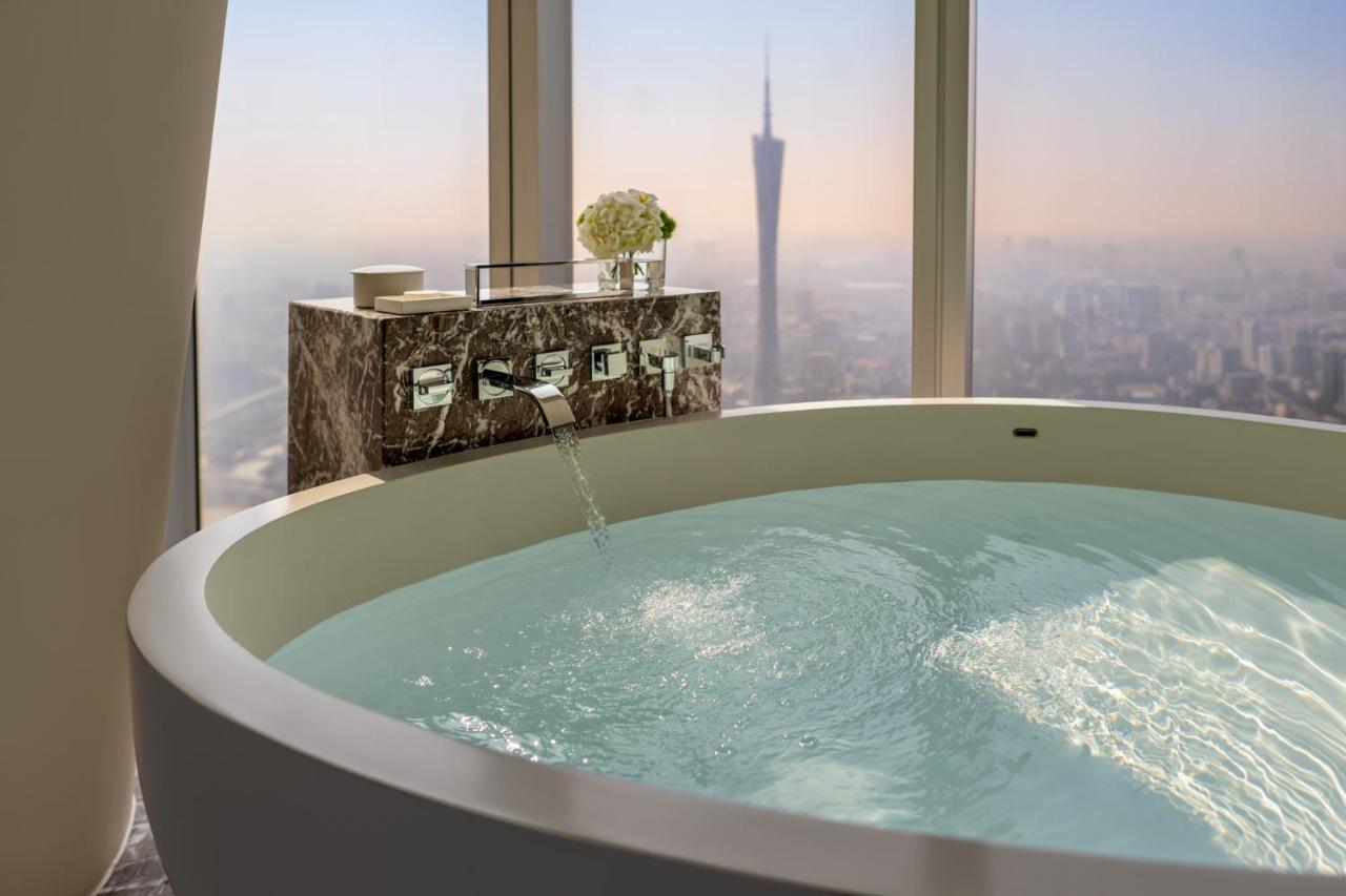Chambre lit king-size avec vue sur la tour de Canton et baignoire près de la fenêtre