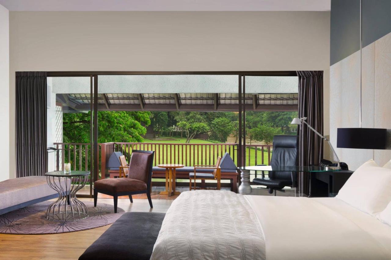 Grotere Grande Deluxe Kamer met 1 Kingsize Bed, Uitzicht op het Zwembad en Balkon