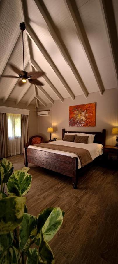 Bungalow con cama extragrande junto al río