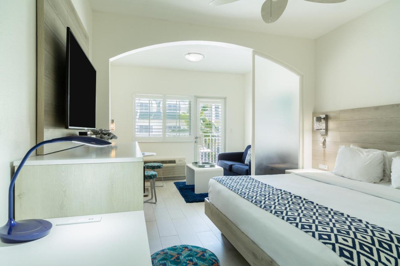Deluxe Poolside Balcony – 1 King Bed,1386496469:JPEG