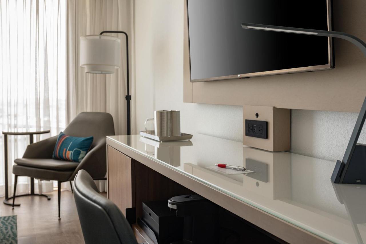 Kamer met 2 Queensize Bedden en Uitzicht op het Zwembad