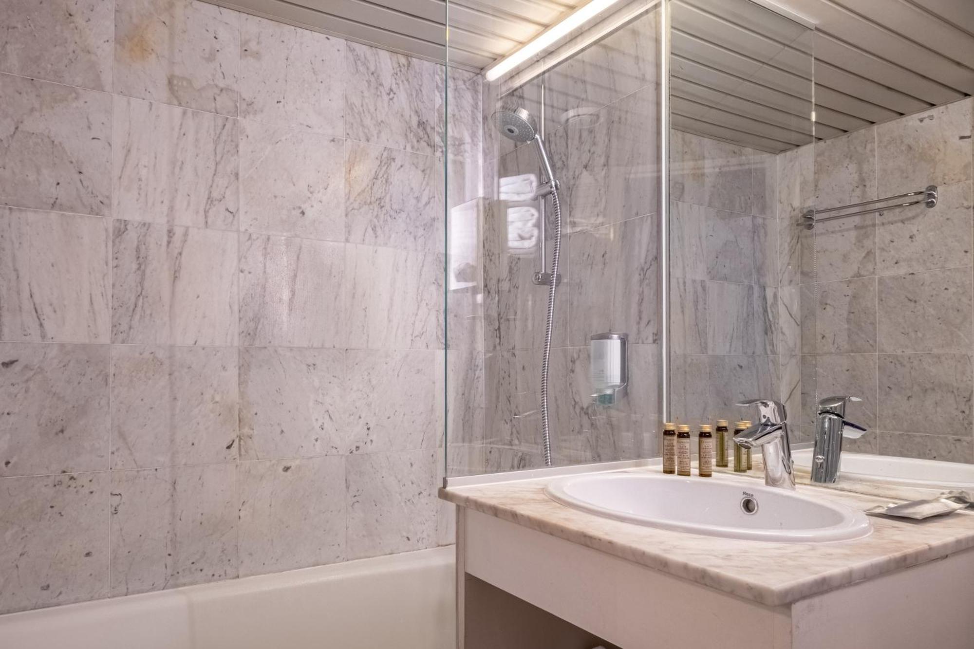 Twin Room Bath