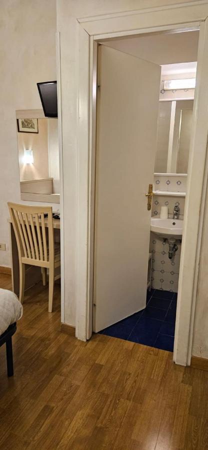 Economy Eenpersoonskamer met Eigen Badkamer en Gedeelde Douche
