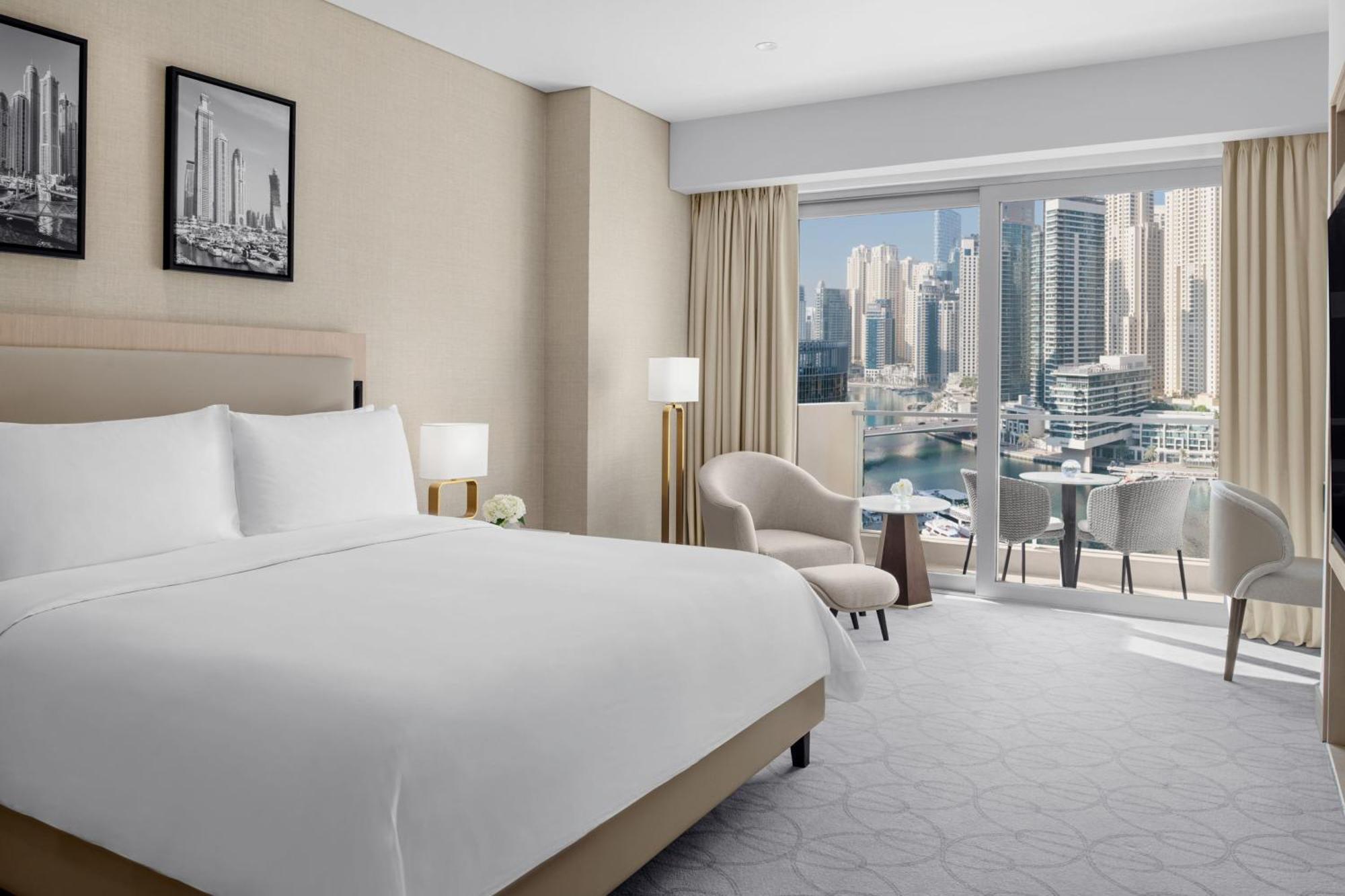 Executive Kamer met Uitzicht op de Jachthaven, kingsize bed, toegang tot de club lounge met ontbijt, lunch en diner, inclusief directe toegang tot Dubai Marina Mall & Marina Walk