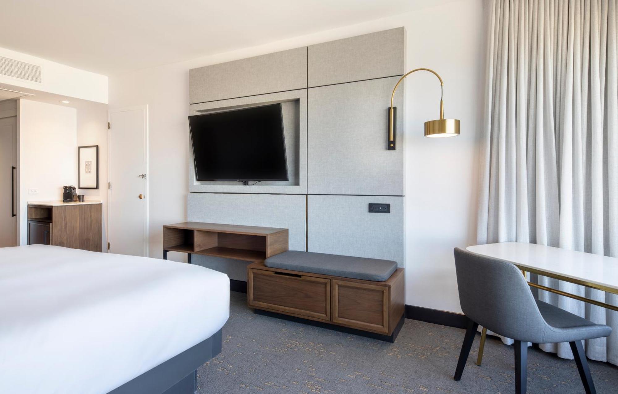 Quarto com Cama King-size e Vista das Montanhas