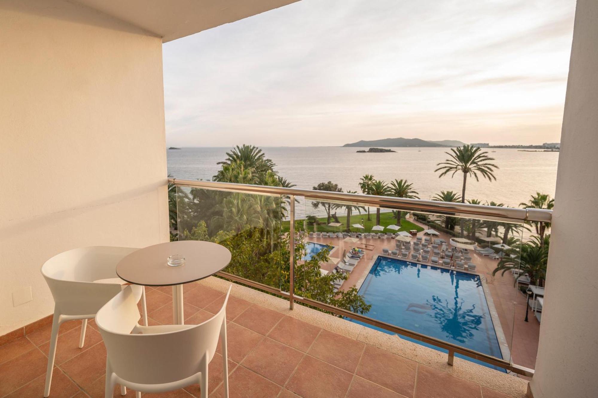Double or Twin Room Sea View