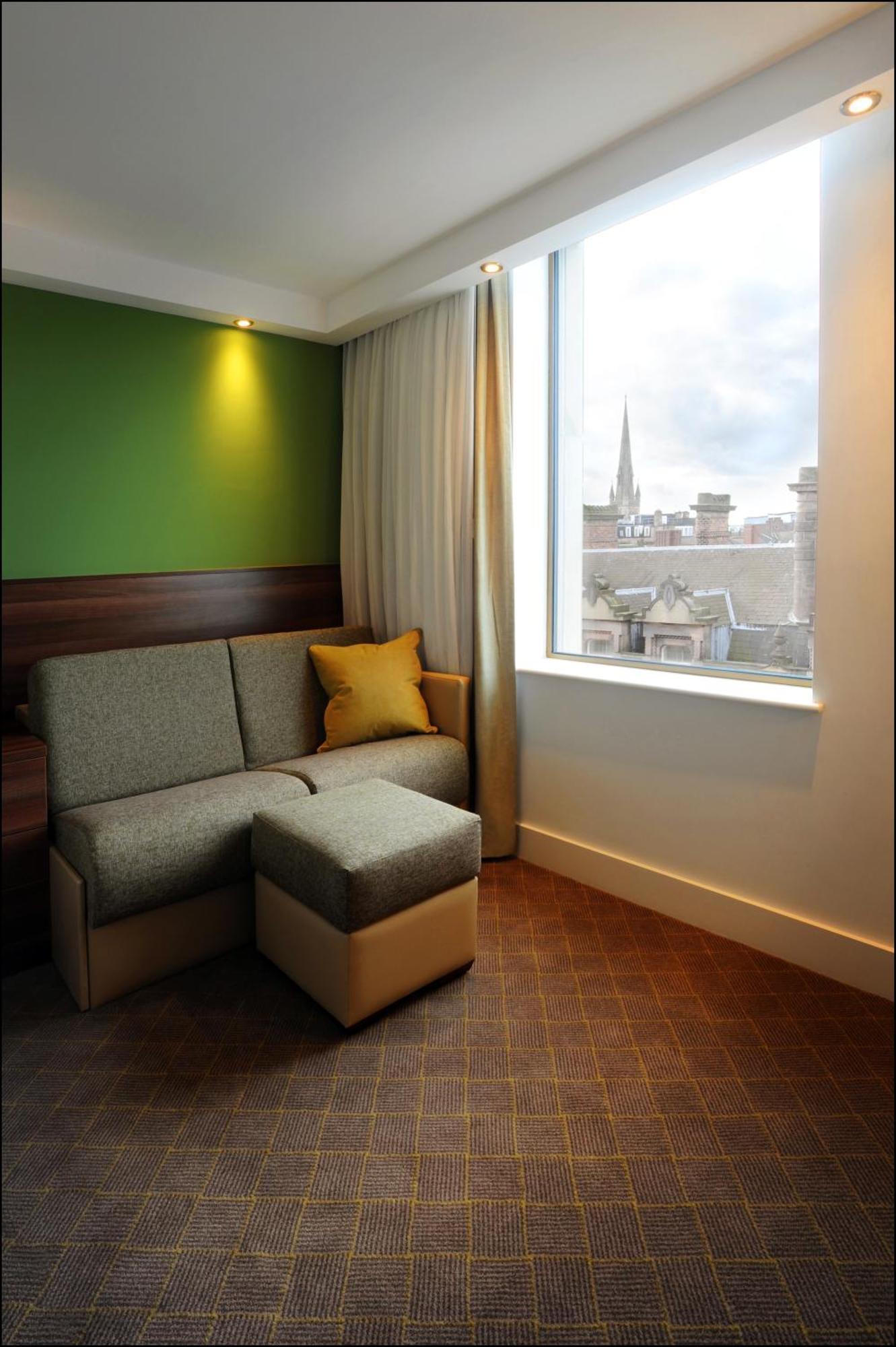 Kamer met Queensize Bed en Slaapbank