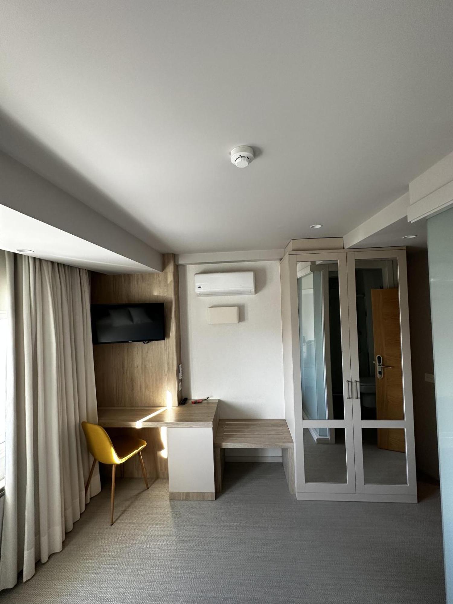 Habitación con cama grande