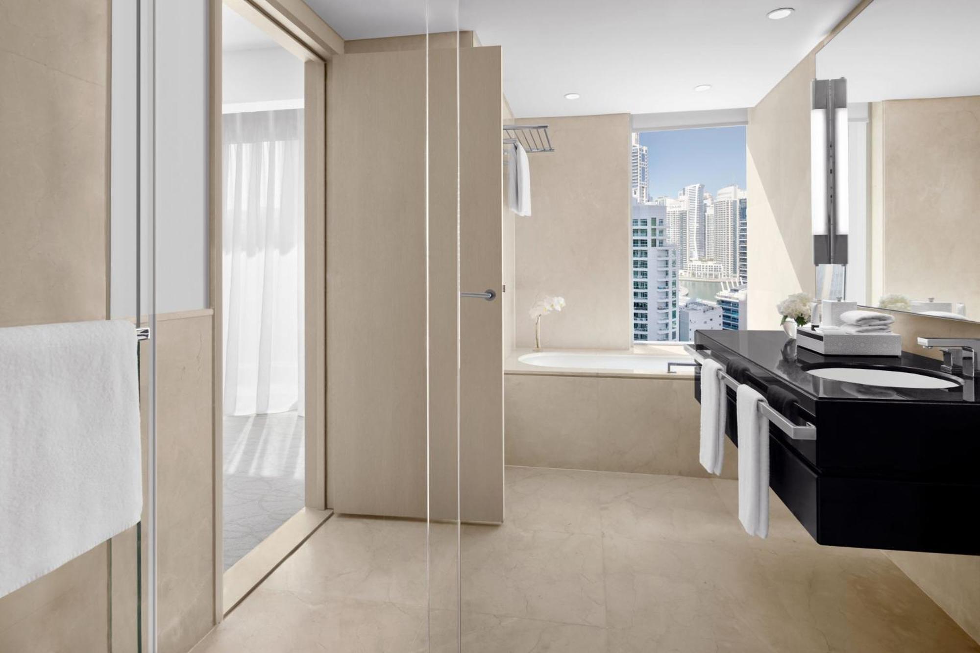 Executive Kamer met Uitzicht op de Stad, kingsize bed, toegang tot de club lounge met ontbijt, lunch en diner, inclusief directe toegang tot Dubai Marina Mall & Marina Walk