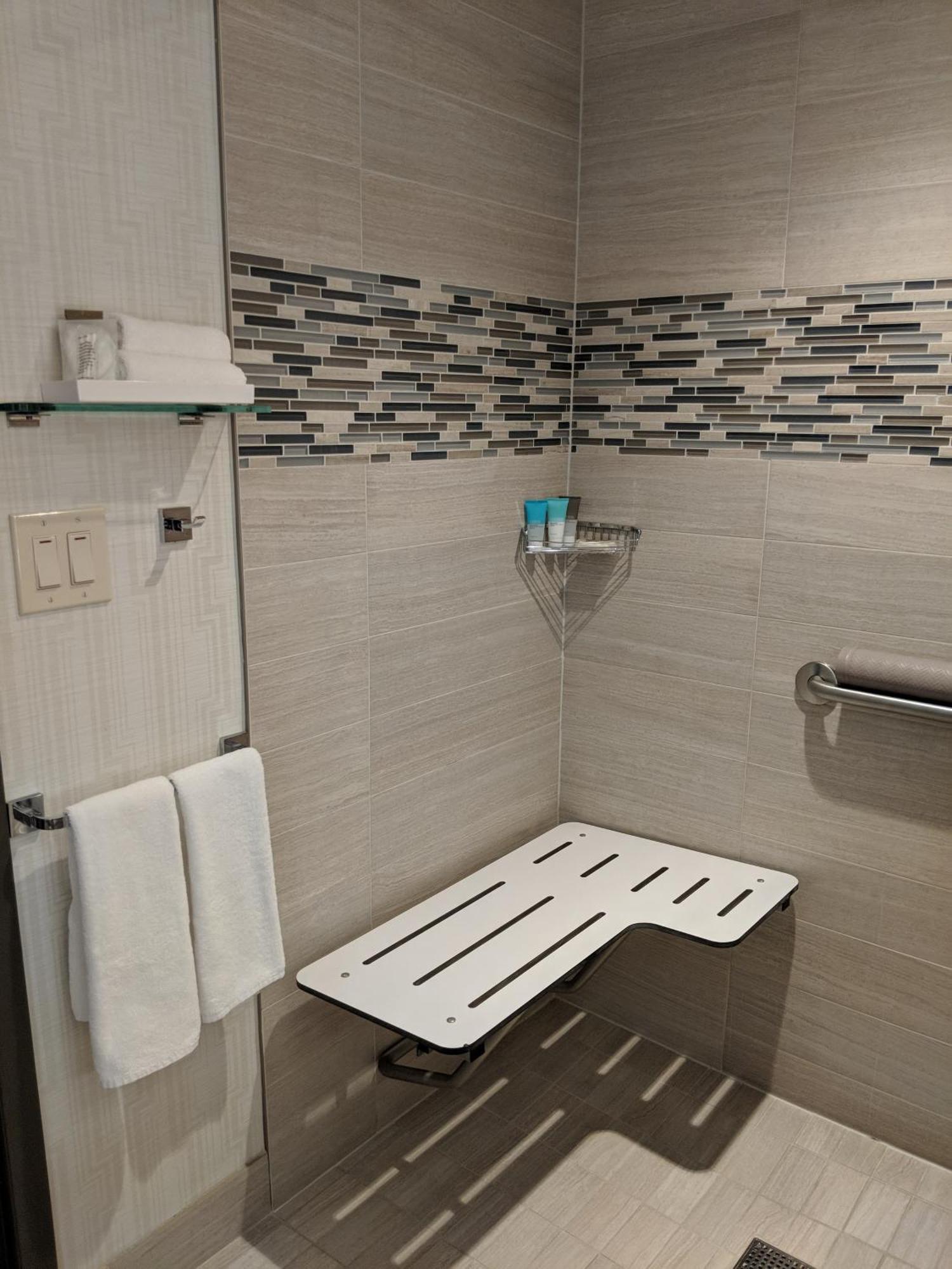 Habitación con cama extragrande y bañera adaptada - Adaptada para personas de movilidad reducida