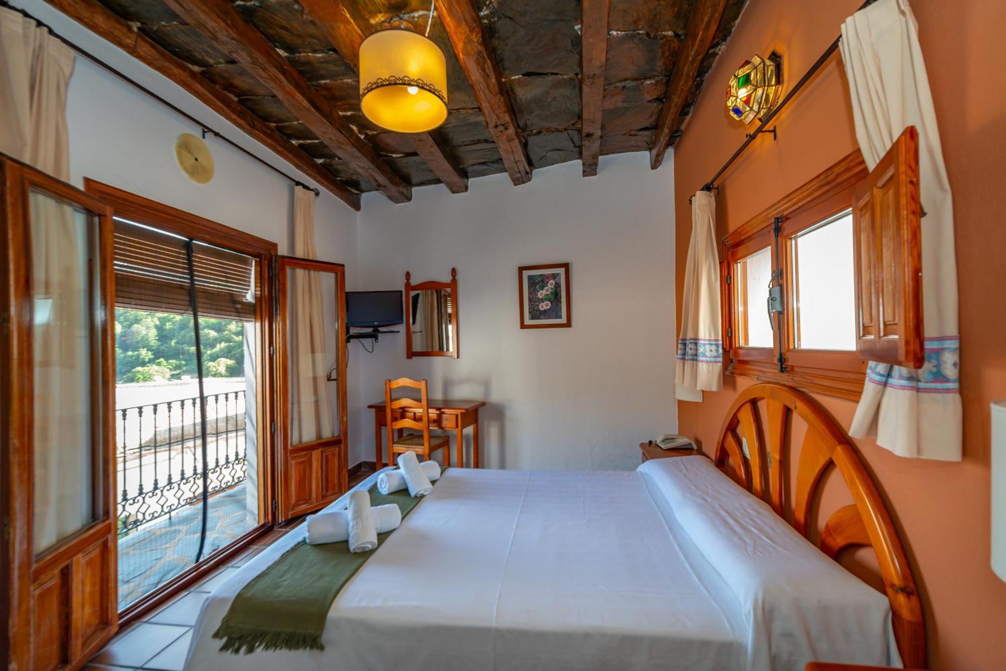 Double room with balcony and mountain view