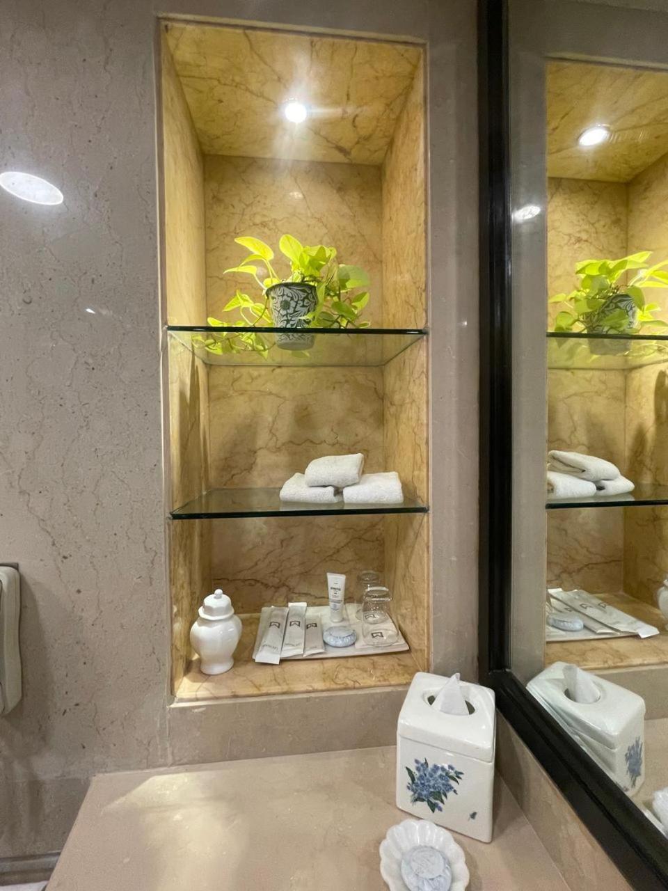ITC One Executive level Larger Guest room complimentary lounge access on session of Spa on Laundry service1 King