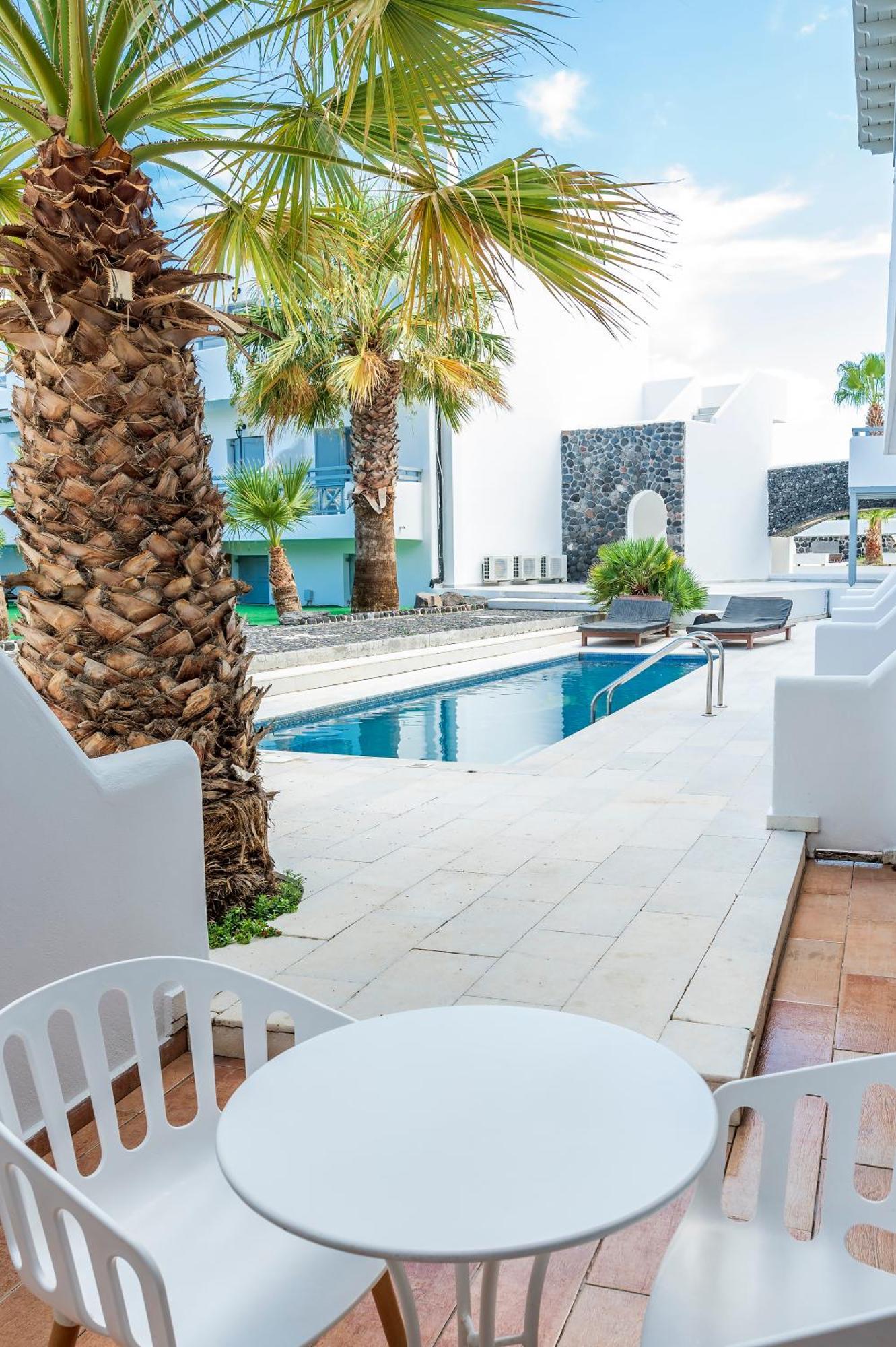 Habitación con piscina compartida