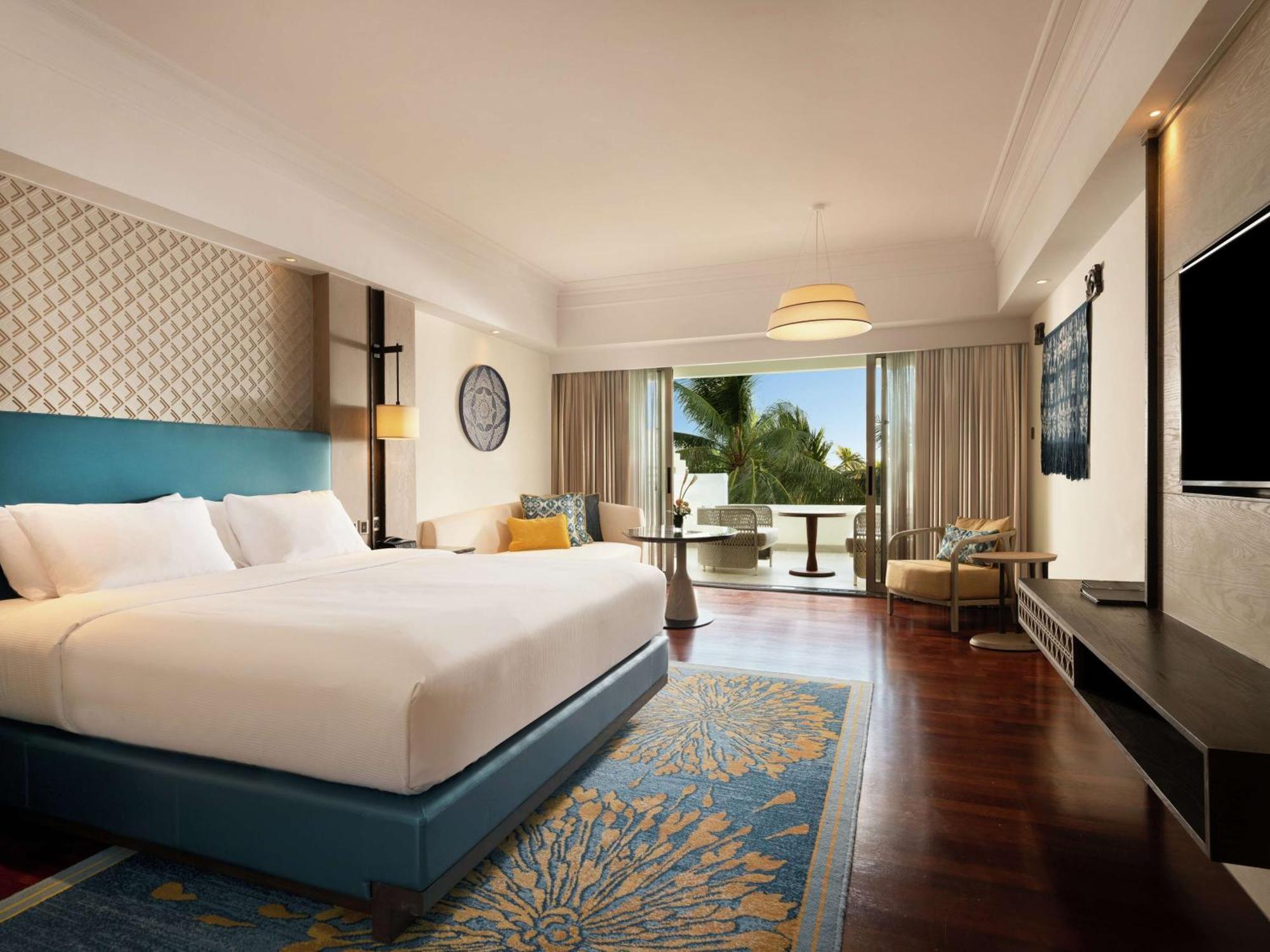 Quarto com Cama King-size e Vista da Piscina Cliff Tower