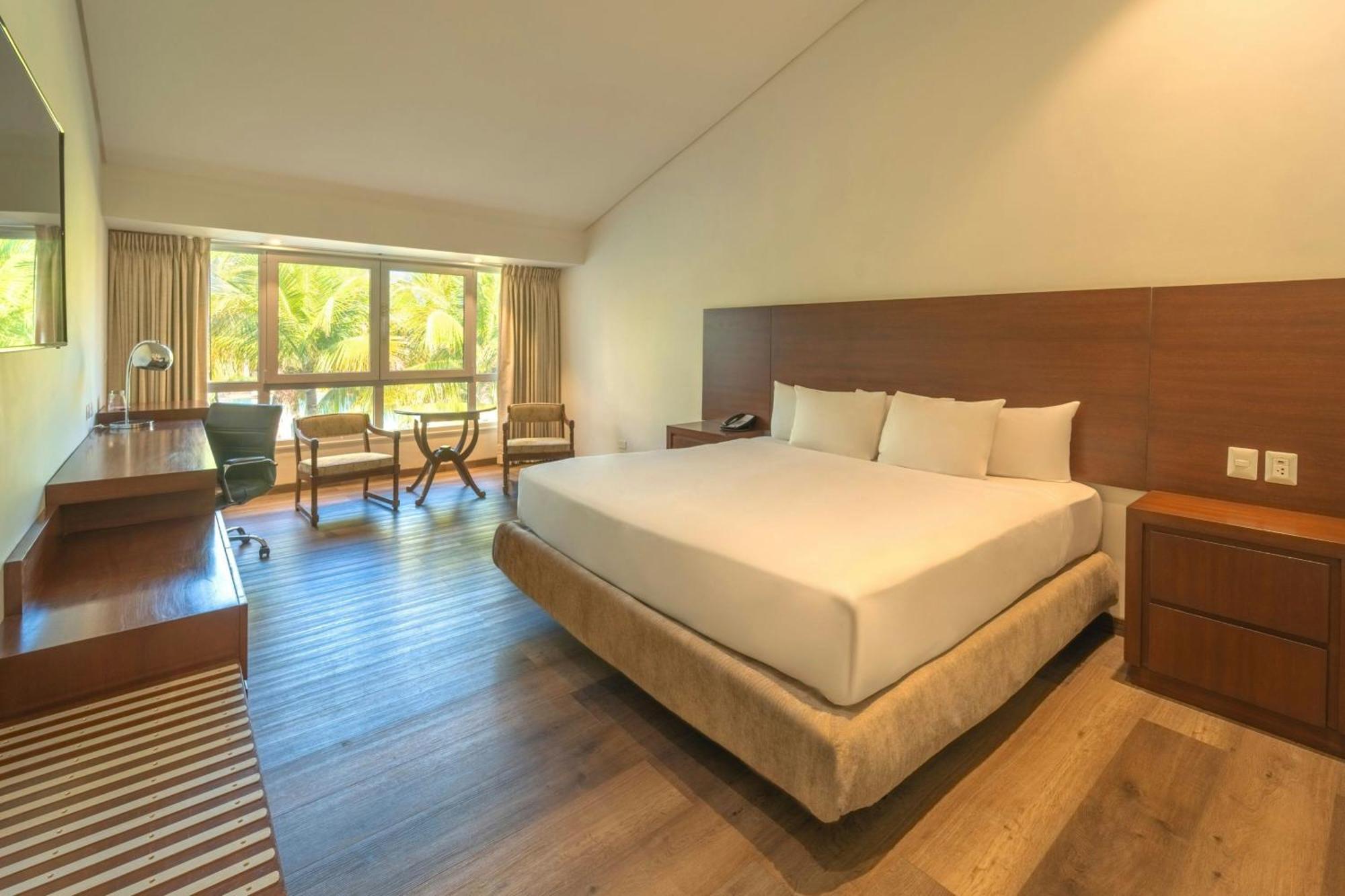 Kamer met Kingsize Bed en Uitzicht op het Zwembad