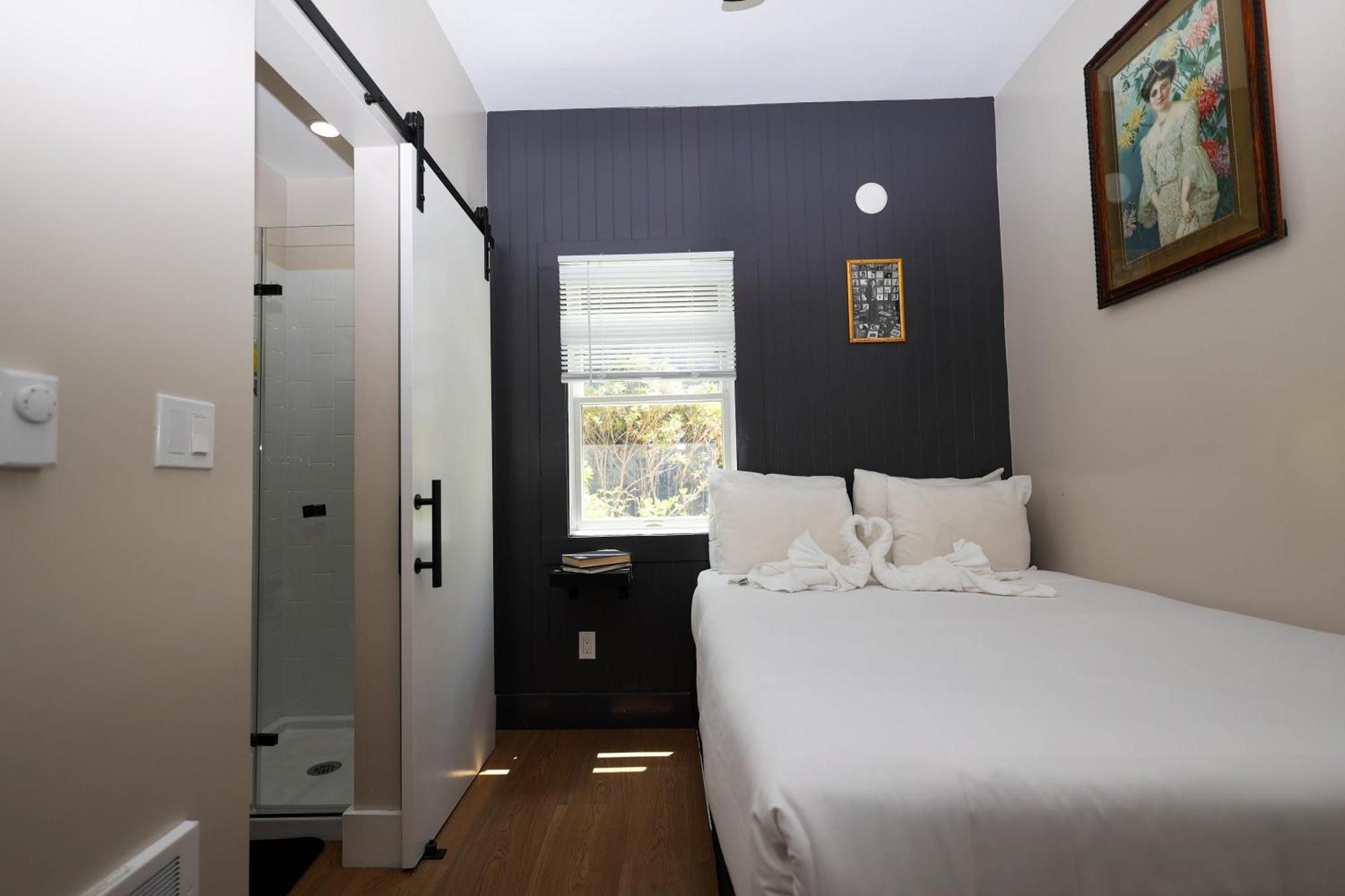 Double Room Private Bathroom