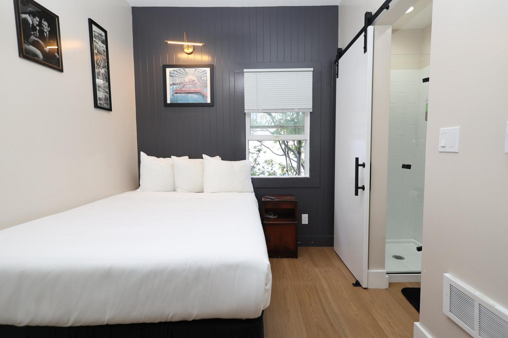 Double Room Private Bathroom