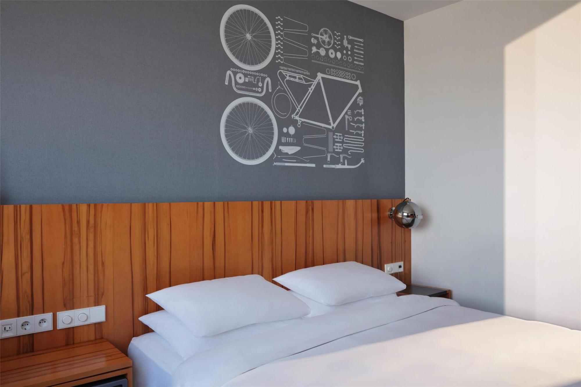 Deluxe King Room with Montmartre View