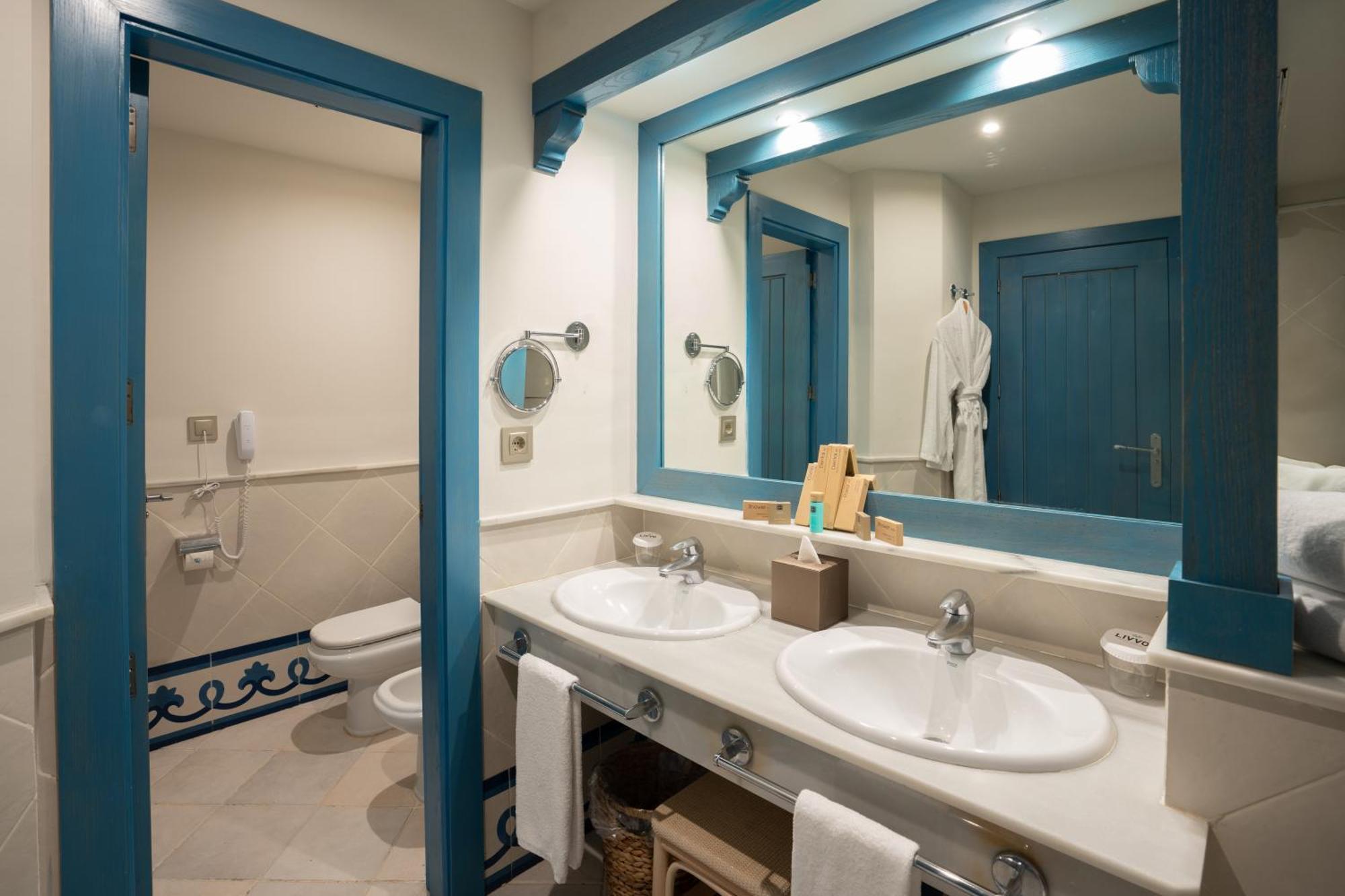Chambre Double - Vue Latérale sur Mer (2 Adultes + 2 Enfants)