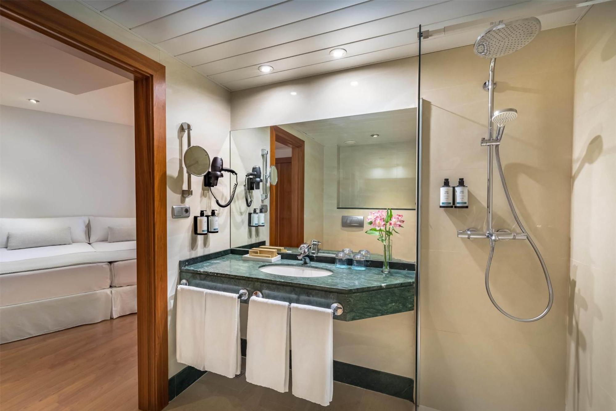 Quarto Familiar (2 Adultos + 2 Crianças)