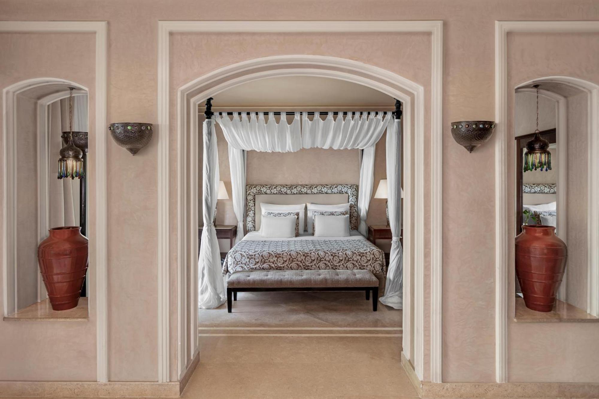 Royal Suite Queen Bed Private Pool