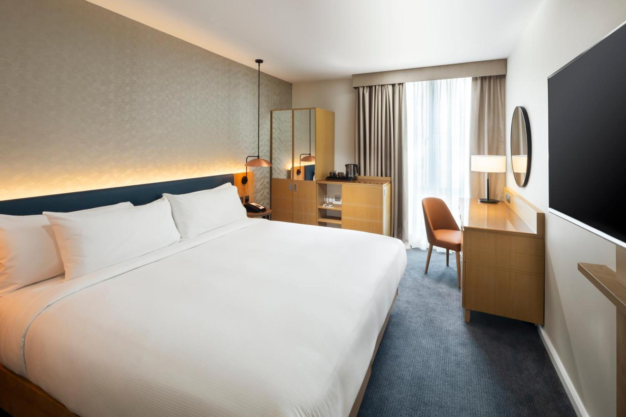 Queen Room River View Mobility Access