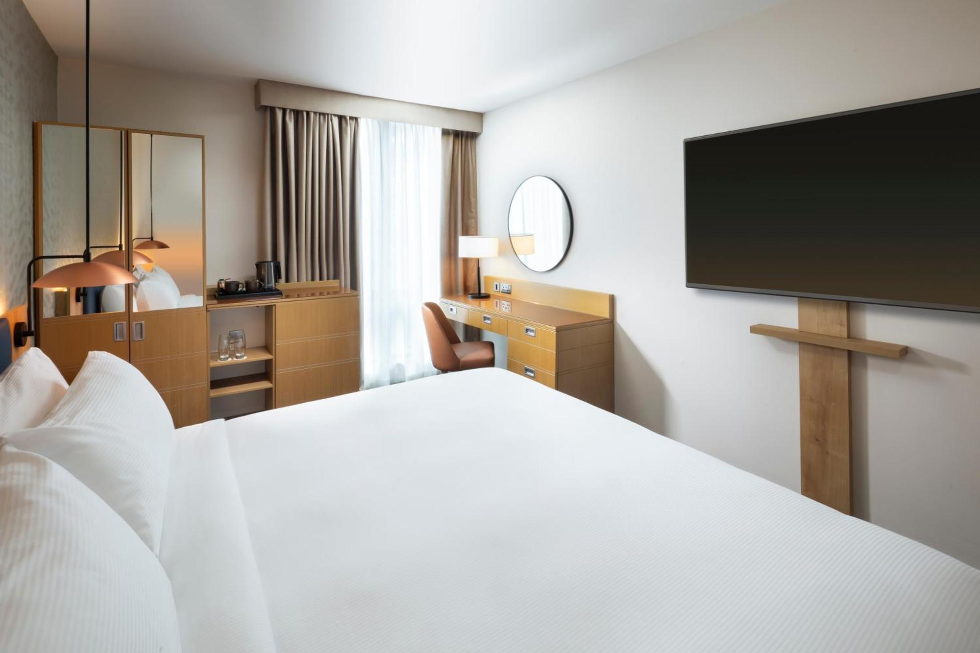 Queen Room River View Mobility Access