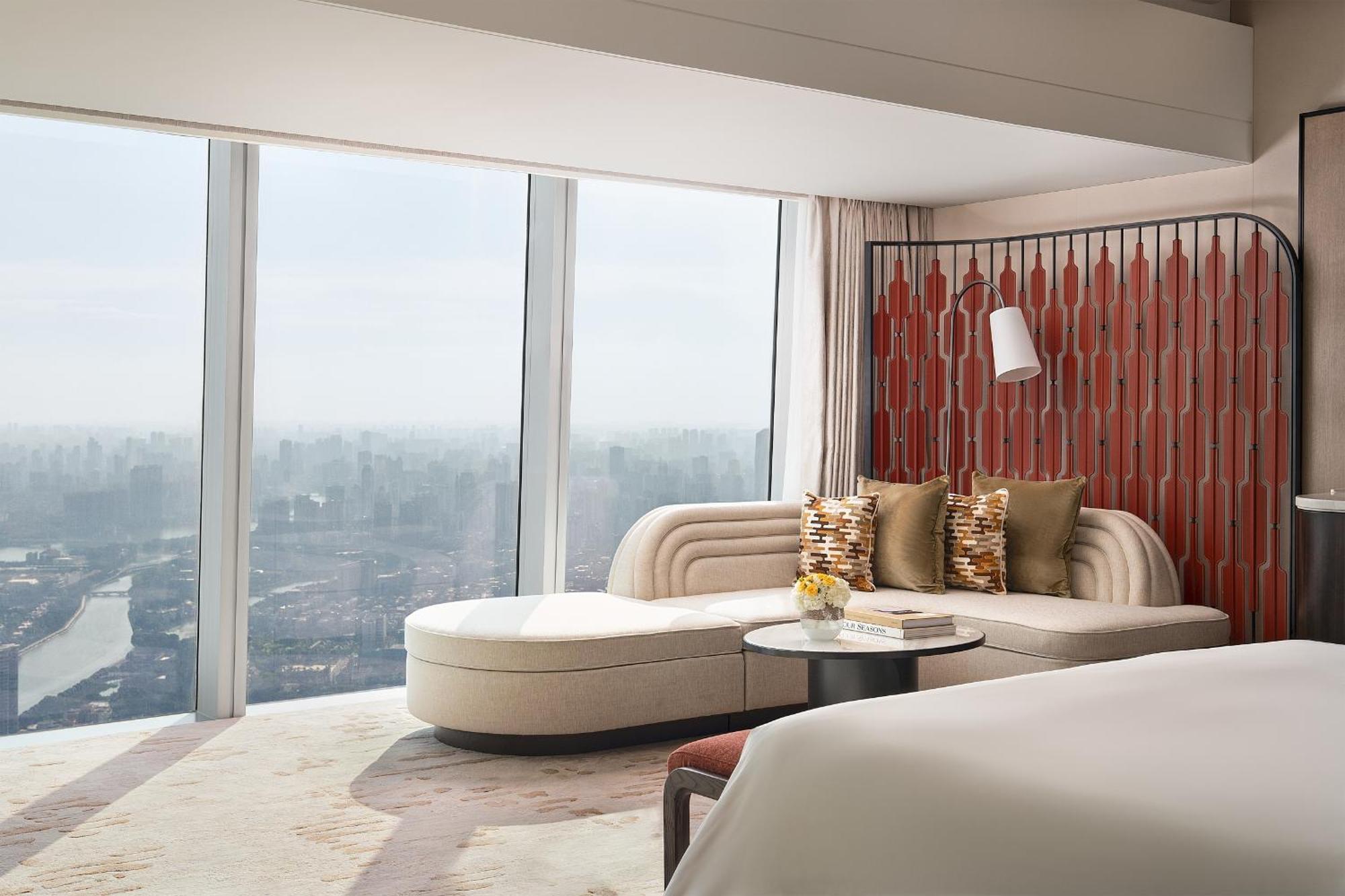 Chambre lit king-size avec vue sur la rivière des Perles et baignoire près de la fenêtre