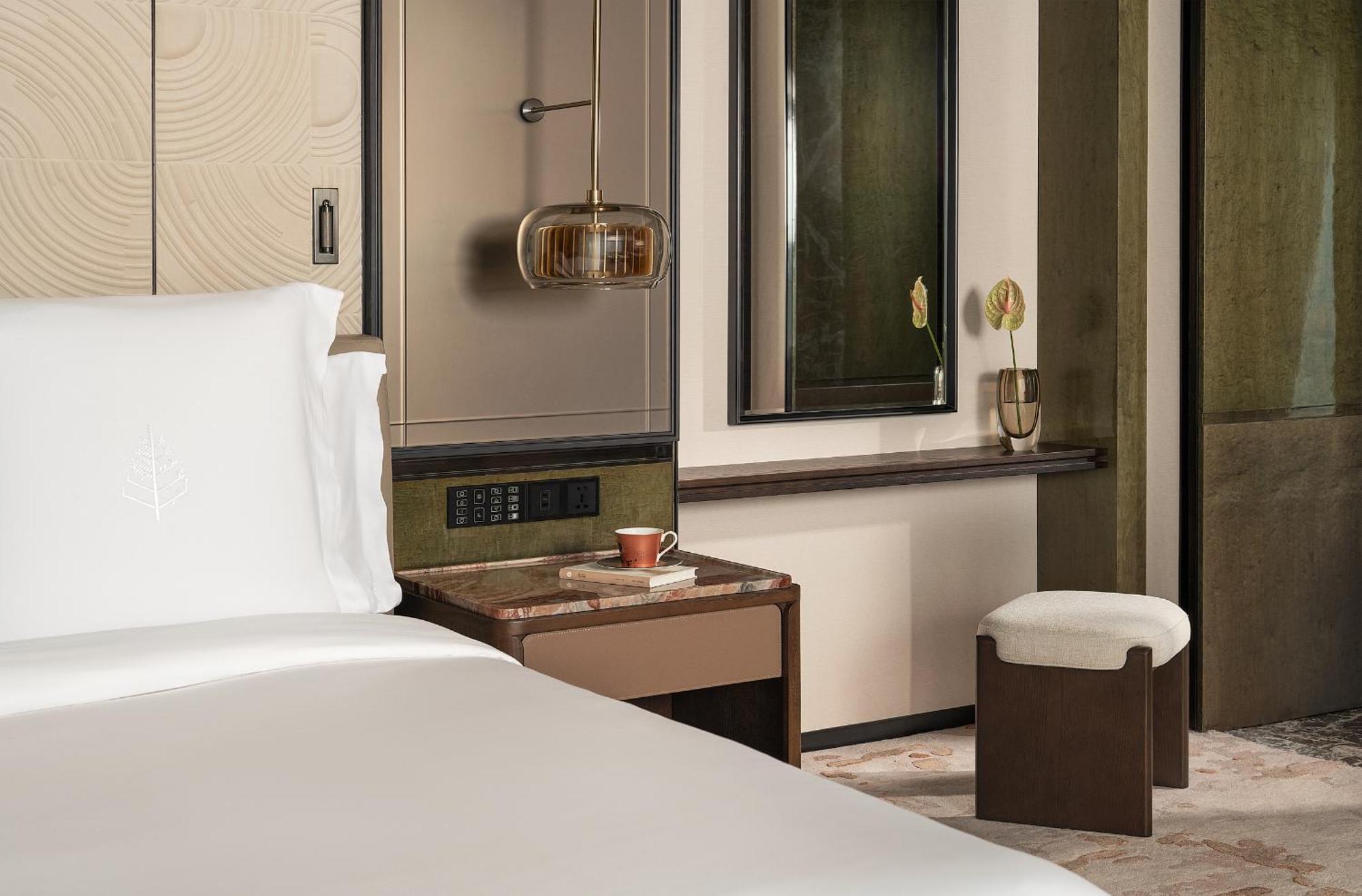 Chambre lit king-size avec vue sur la ville et baignoire près de la fenêtre
