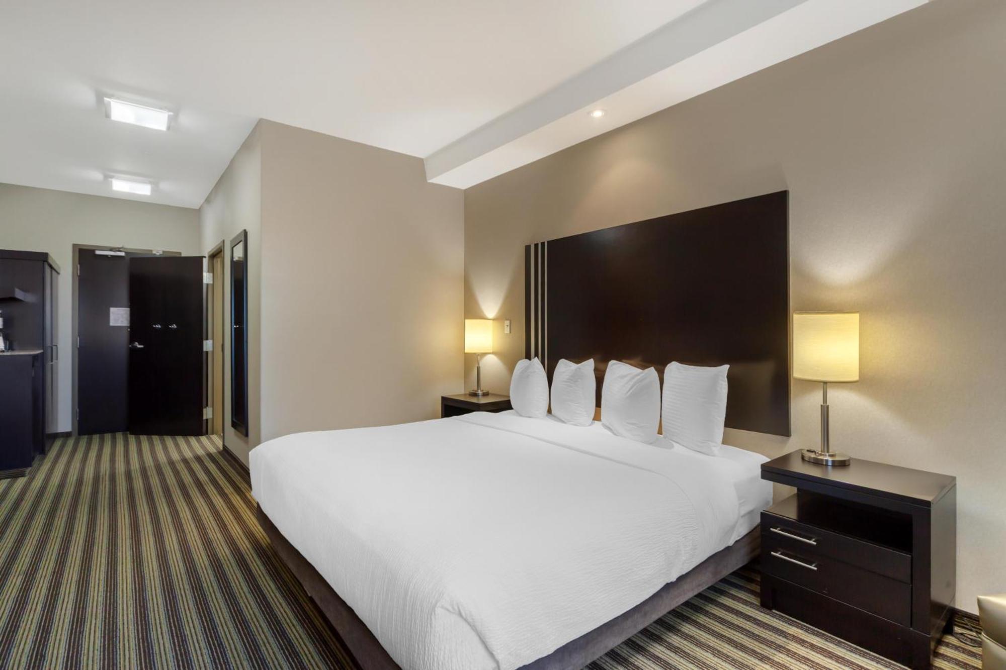 King Room with Roll-in-Shower - Disability Access/Non-Smoking