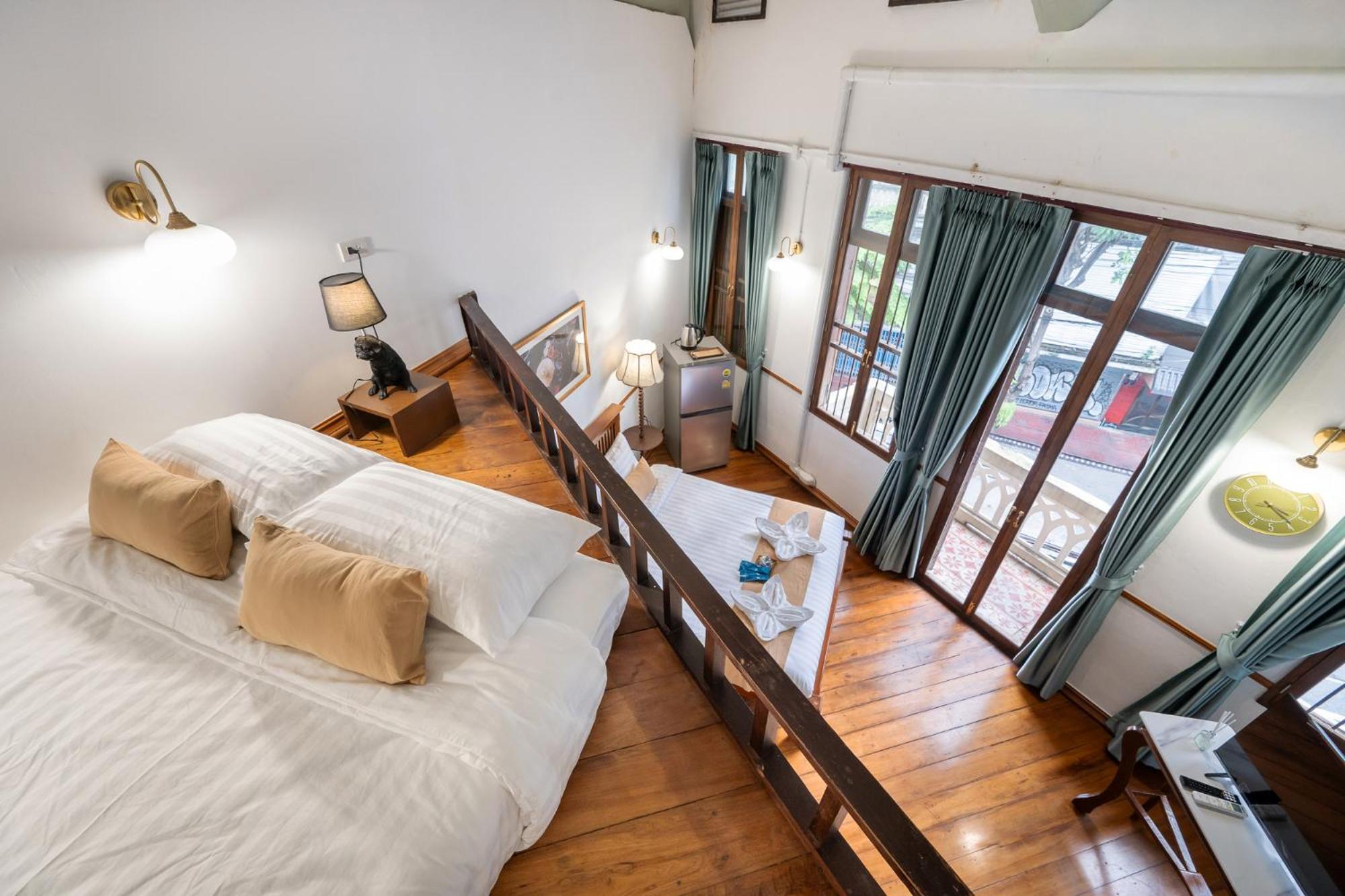 Habitación con cama grande y terraza