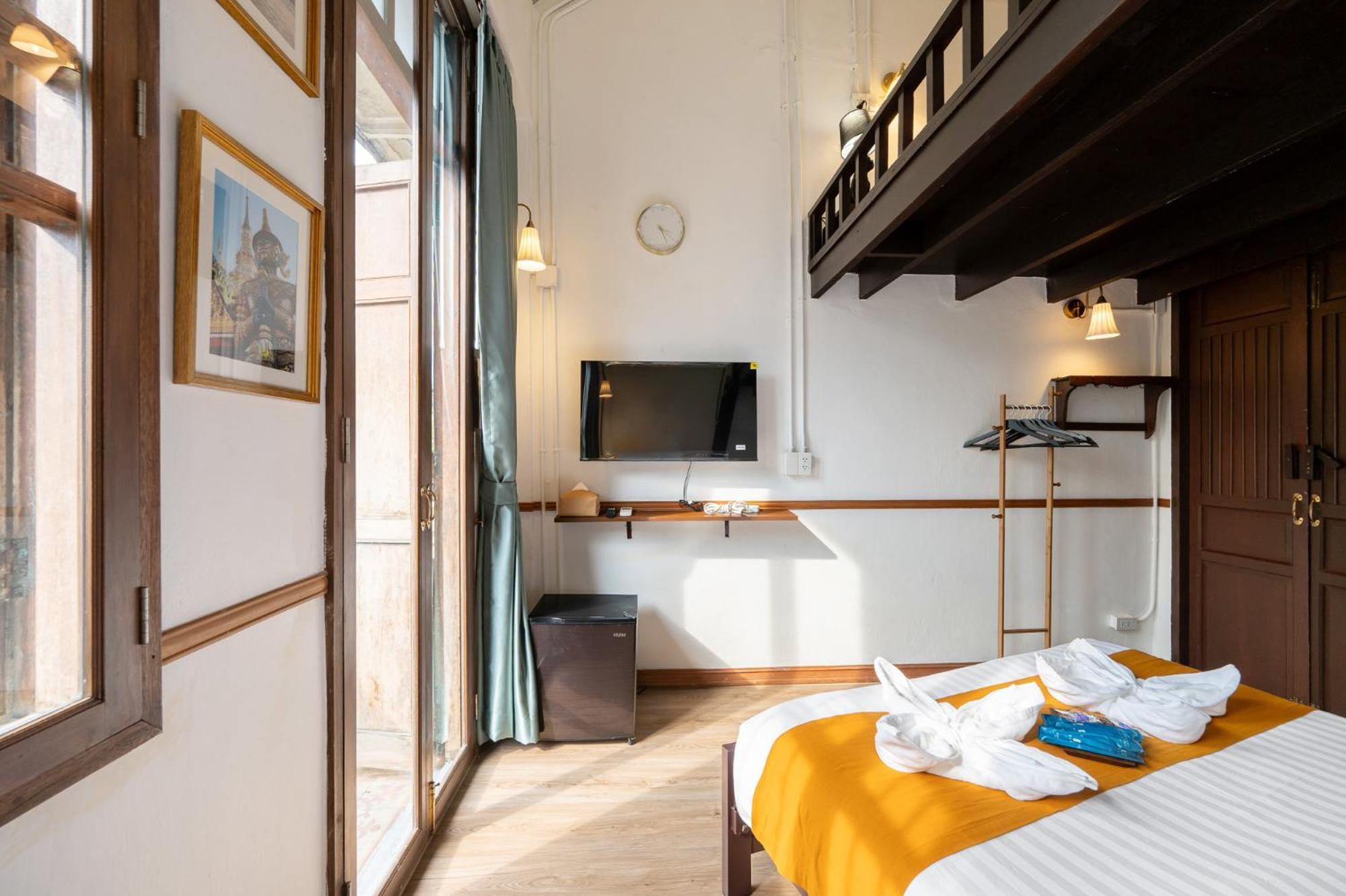 Habitación con cama grande y baño privado externo