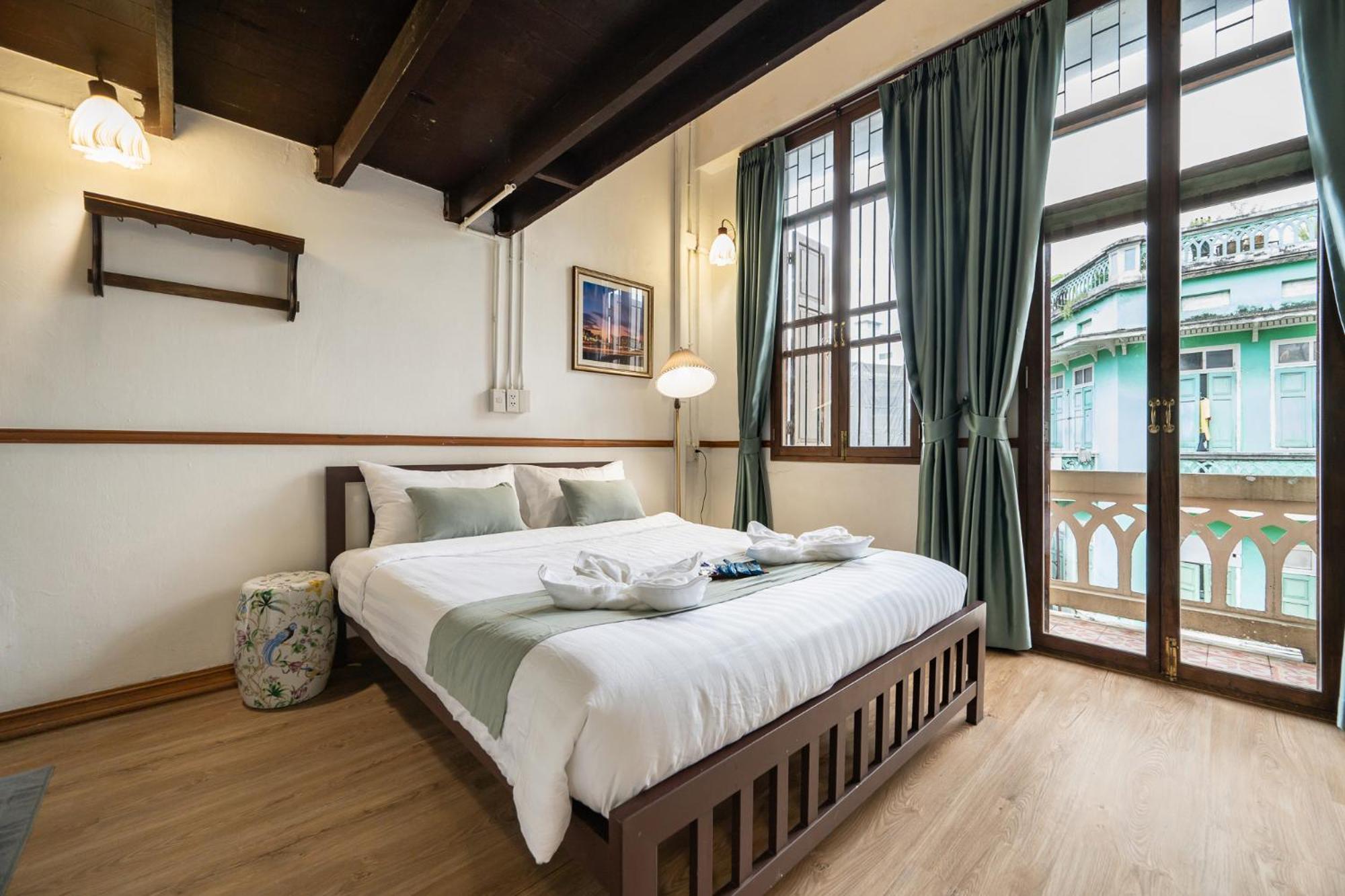 Habitación con cama grande y baño privado externo