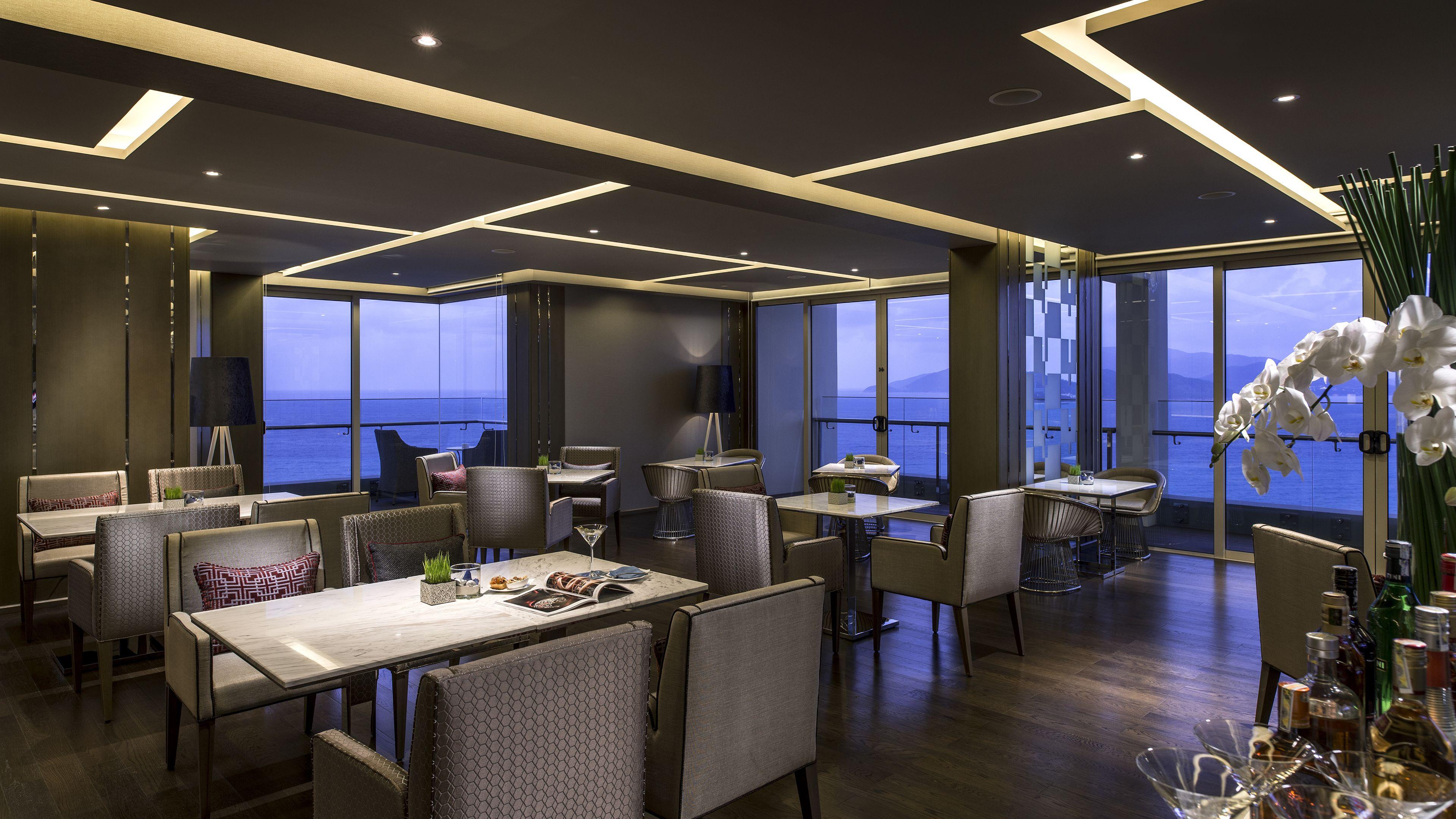 Classic King Room with Ocean View and Club Lounge Access