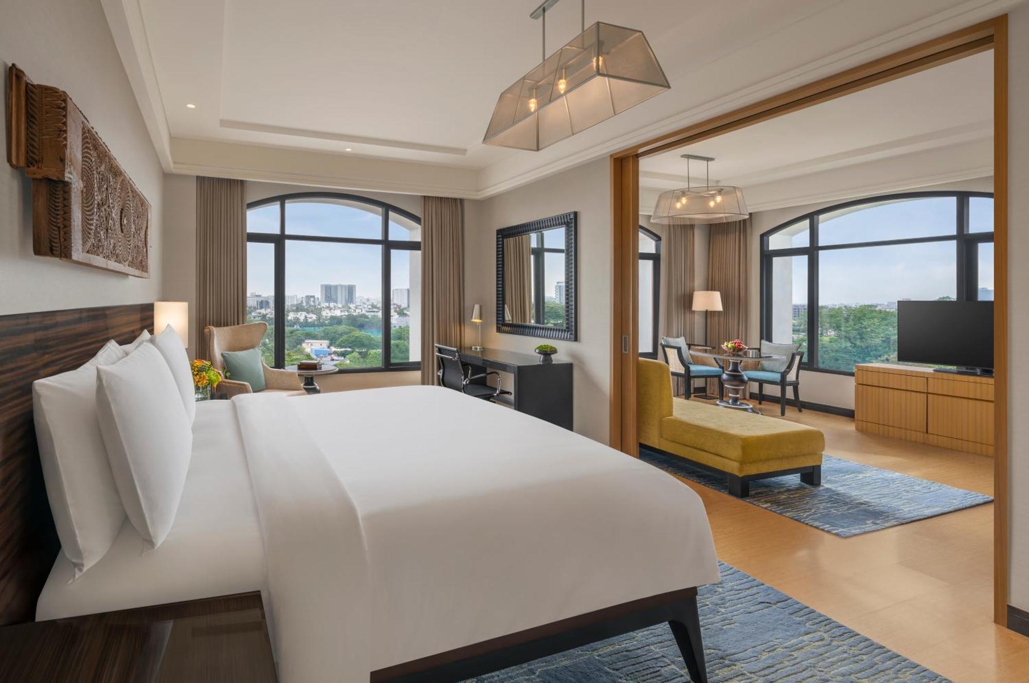 Suite Complimentary 04 Pieces Laundry Per Lounge Access Happy hours between 0700 pm to 0800 pm 15 Min Foot Massage Late check-out Upto 3 Hrs Subject to availability,1722922875:JPEG