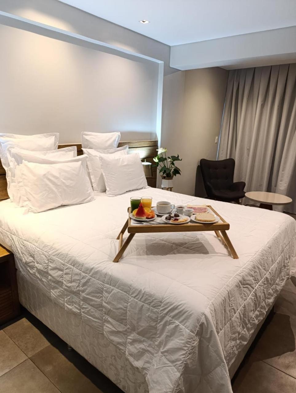 Habitación con cama grande