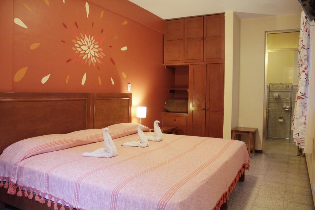 Habitación con cama extragrande.