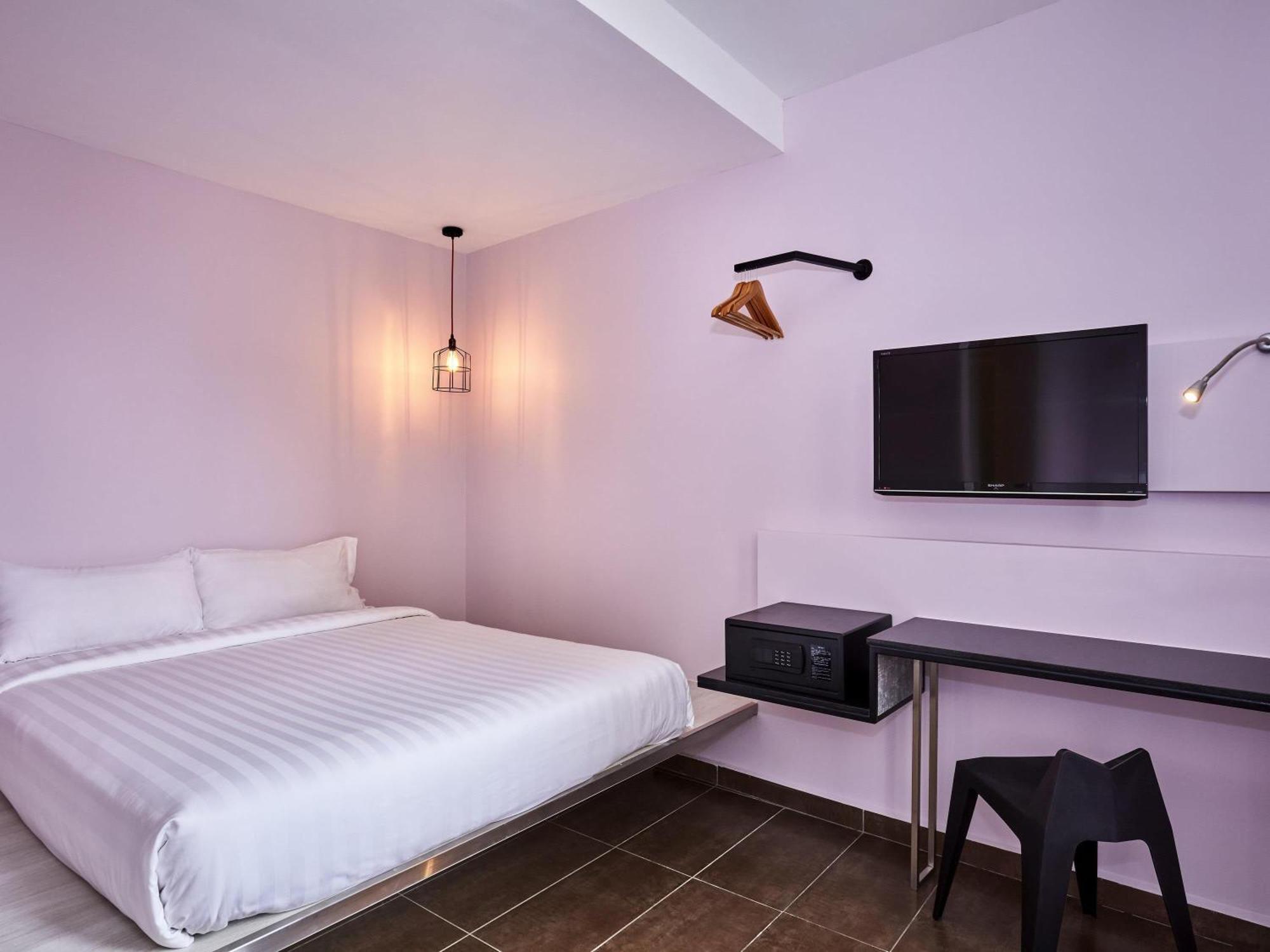 Deluxe Room with 1 Double and 2 Single Beds,1546421056:JPEG