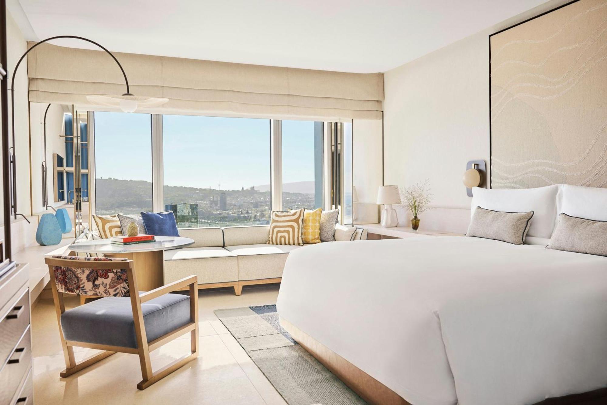 Quarto Panorama com Cama King-size e Vista da Cidade