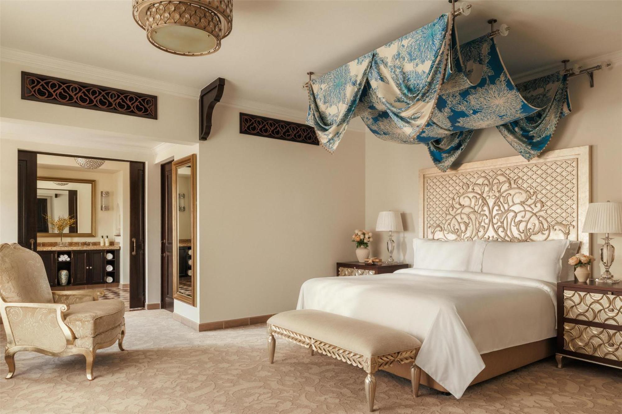 Suite Prince Cour Arabe - Réservée aux Résident(e)s des Émirats Arabes Unis (Carte d’Identité des EAU Obligatoire) - Crédit quotidien de 500 AED, Service d’Accueil, Accès au Club de Plage DRIFT et au Parc Aquatique Inclus