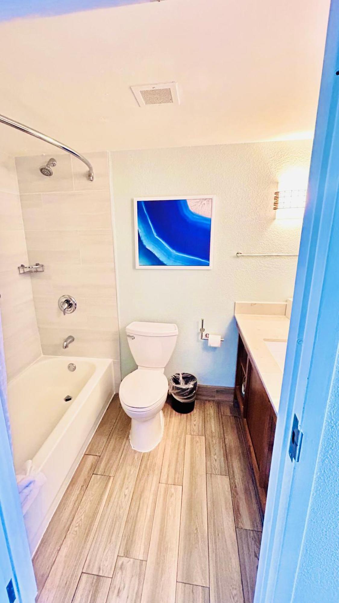 Queen Room Two Queen Beds Bath Tub Mobility Accessible