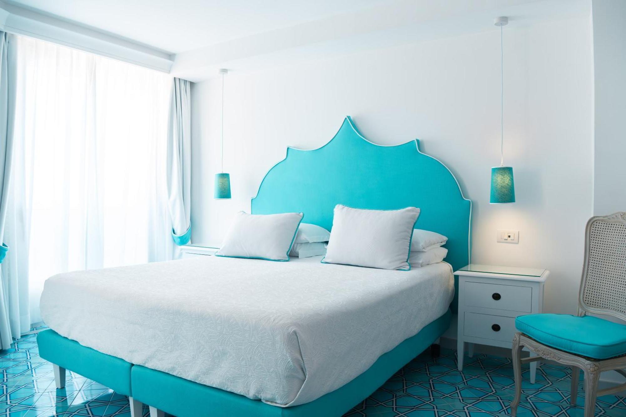 Suite con bañera de hidromasaje interior y vistas al mar